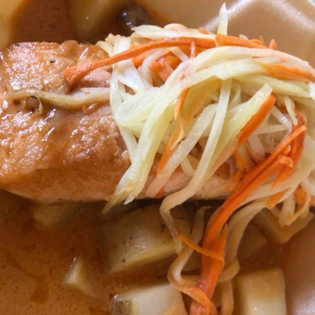 Salmón en mantequilla de soya, zanahoria y puerro