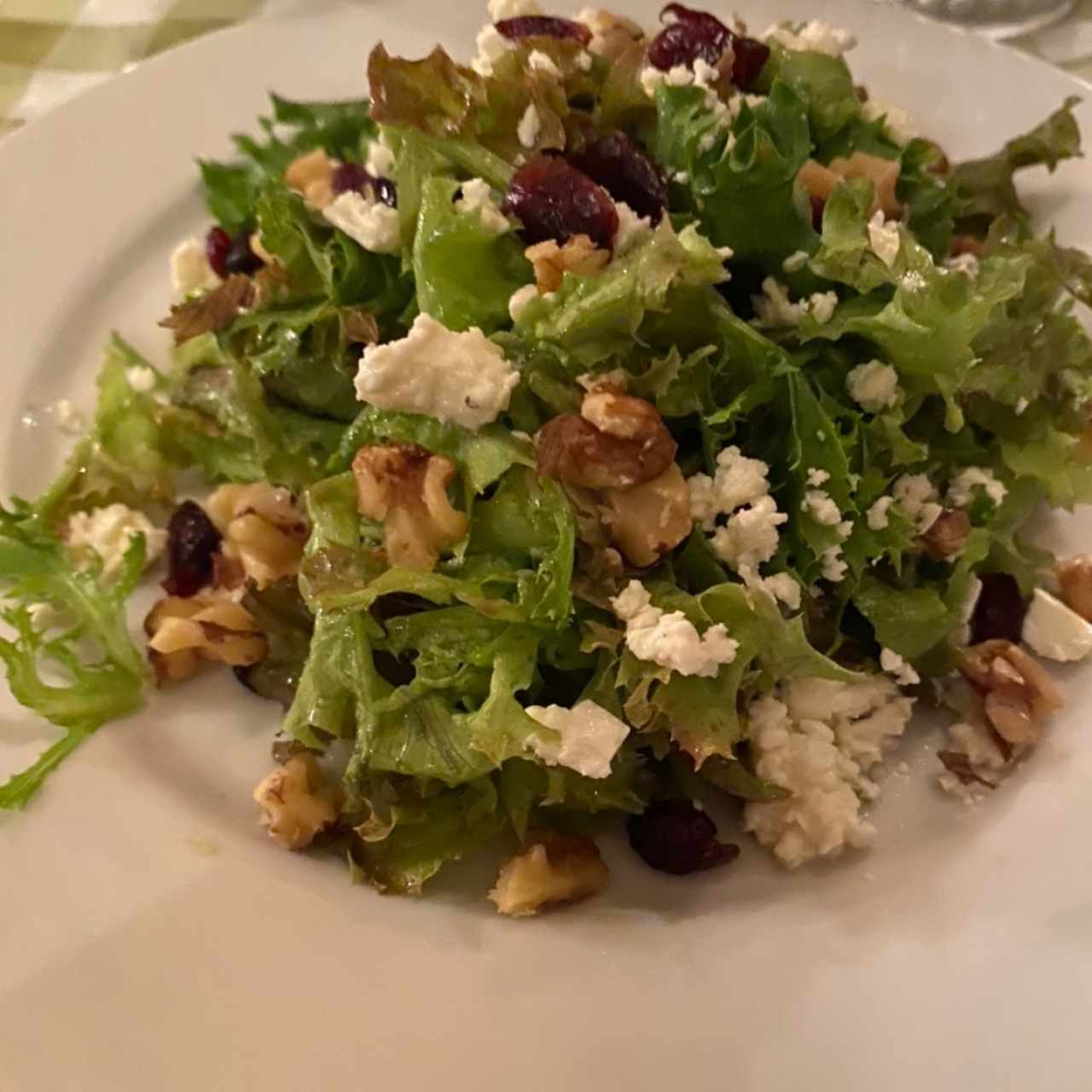 Ensalada de mesclun, arándanos, nueces y queso feta