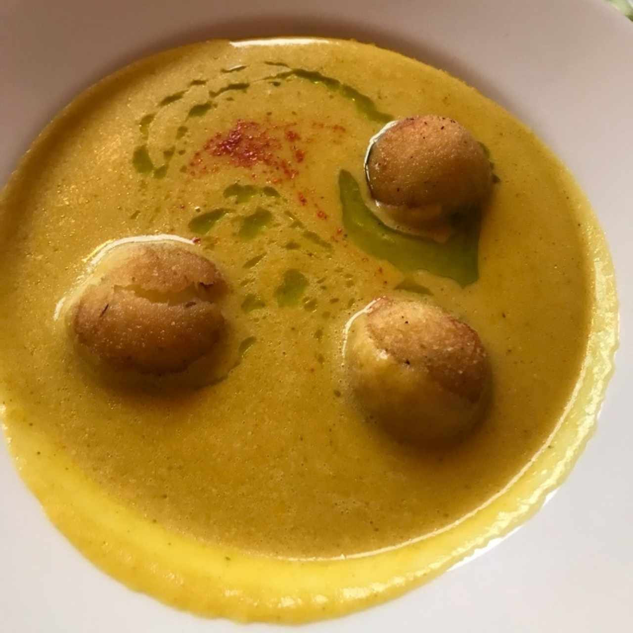 Crema de vegetales con croquetas de yuca rellenas de queso