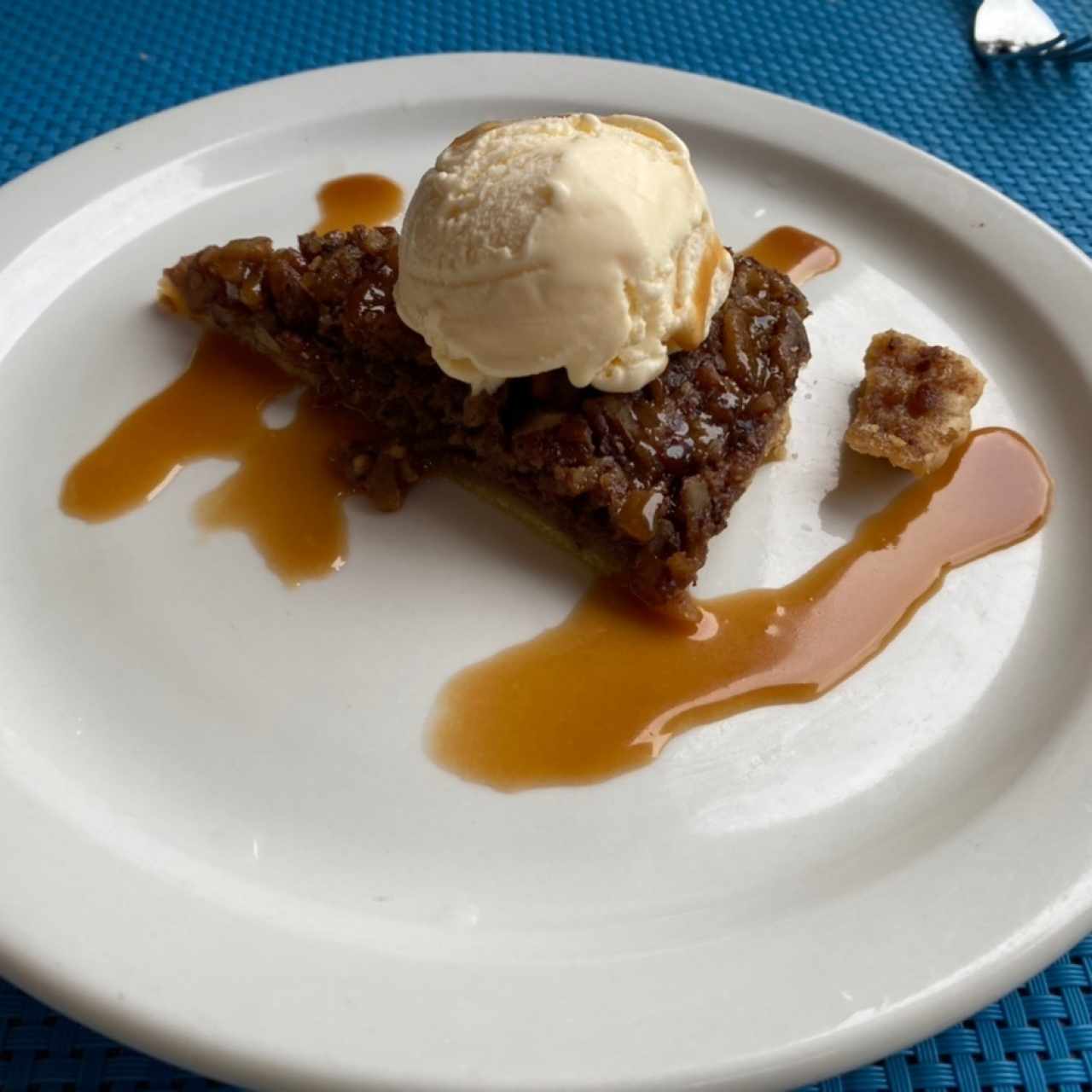 Pecan pie con helado de vainilla y salsa de chocolate