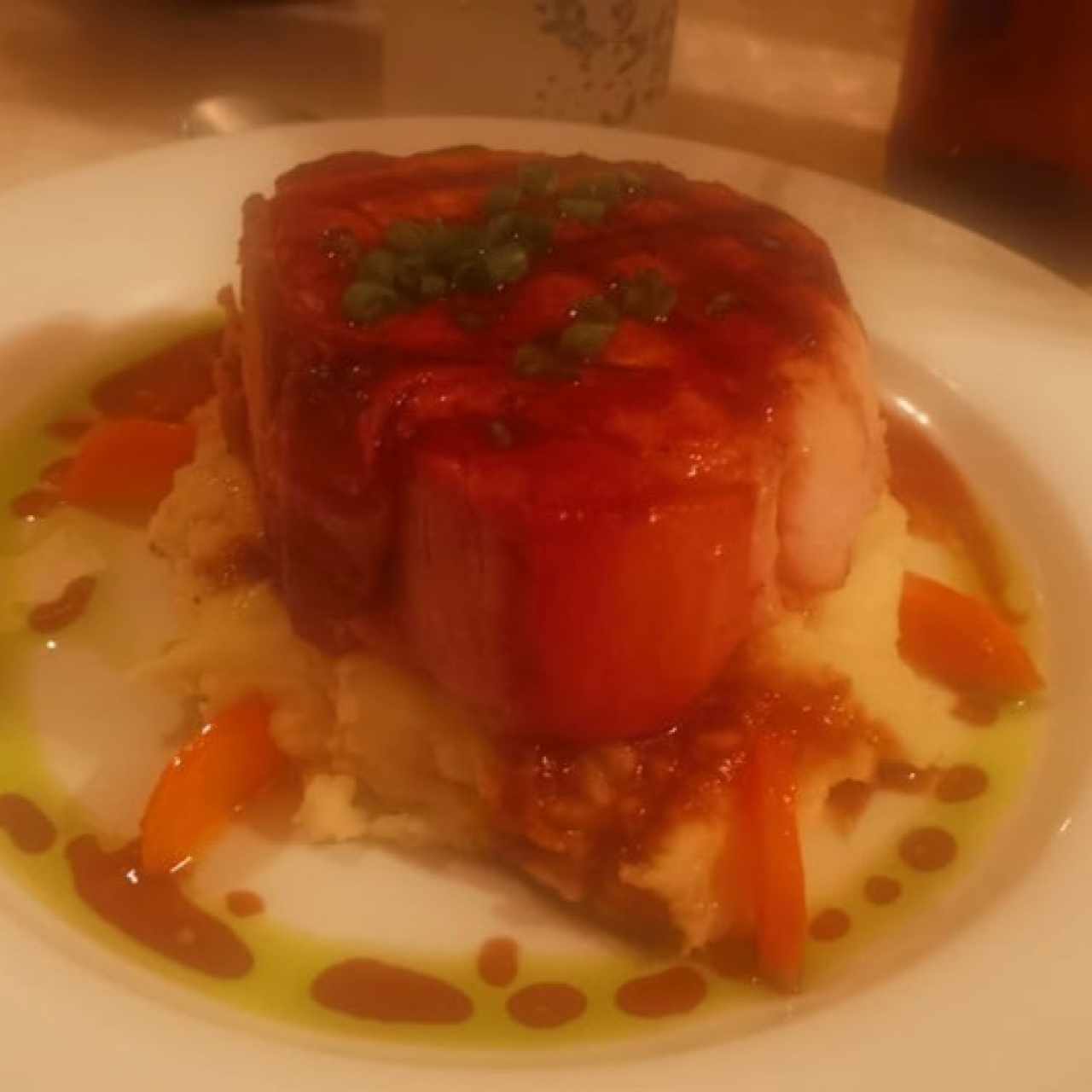 Chuleta de cerdo ahumada a la grilla con miel de caña dulce y puré de ñame