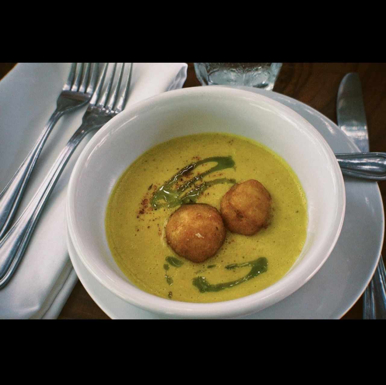 Crema de vegetales con croquetas de yuca rellenas de queso