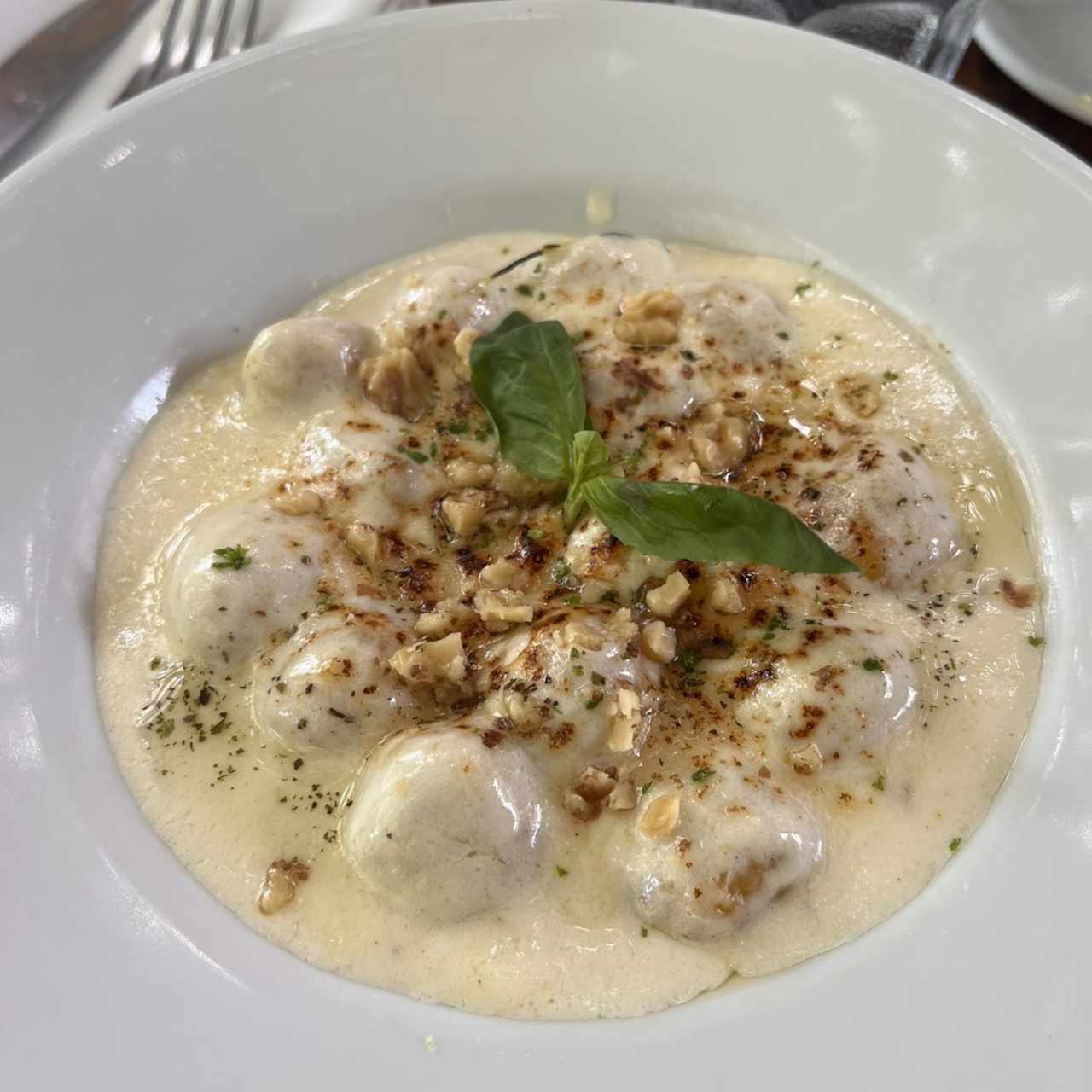 Ñoquis de zapallo con crema de queso de cabra , tomillo fresco y nueces molidas