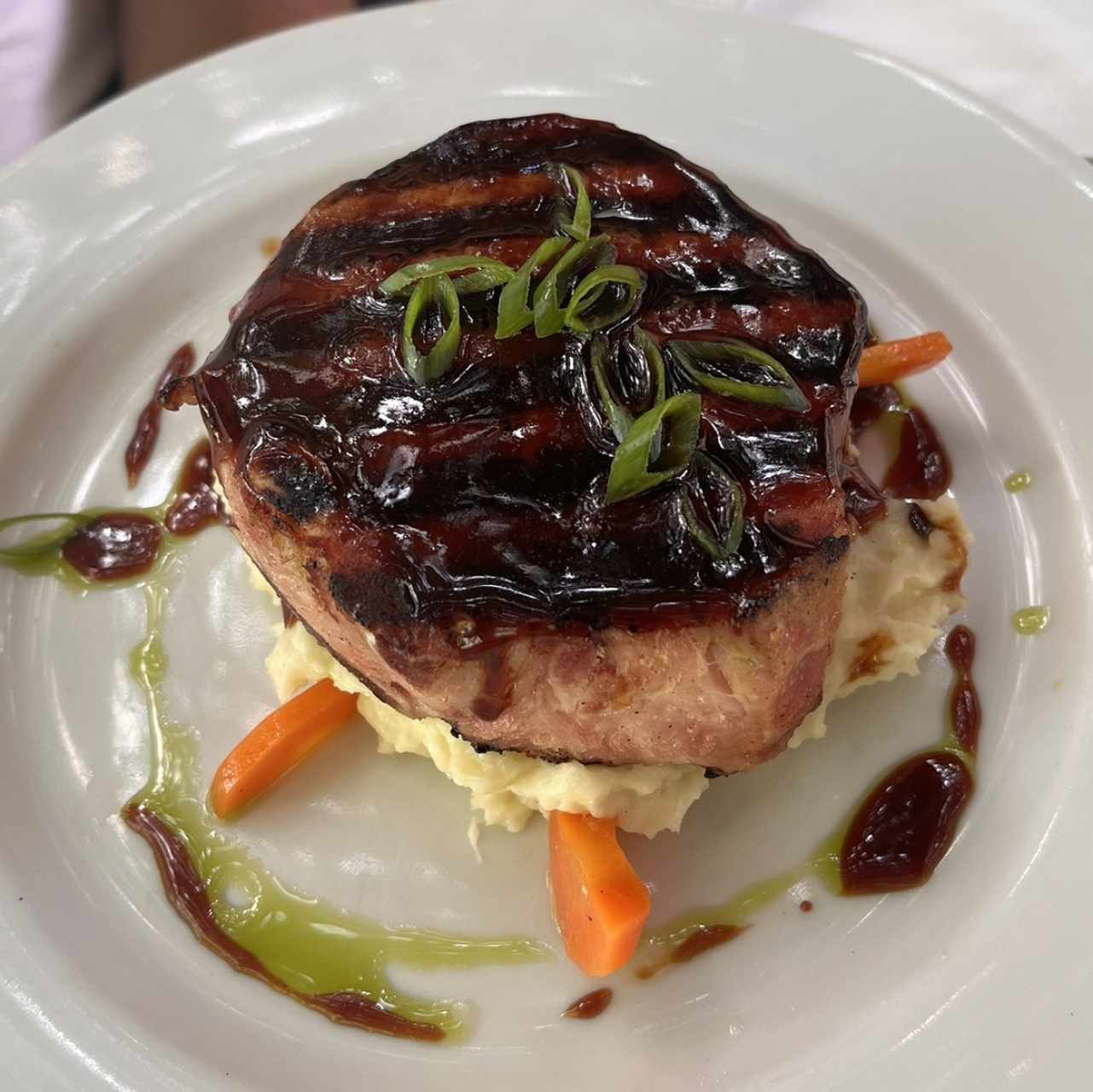 Chuleta de cerdo ahumada a la grilla con miel de caña dulce y puré de ñame