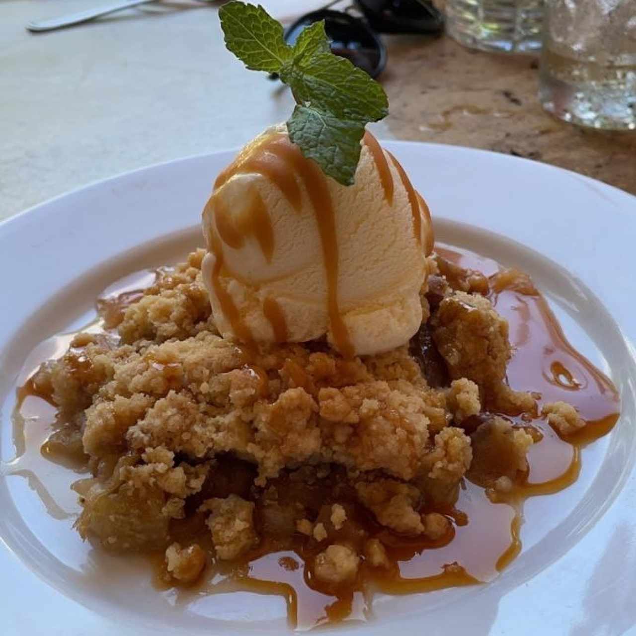 Pecan pie con helado de vainilla y salsa de chocolate