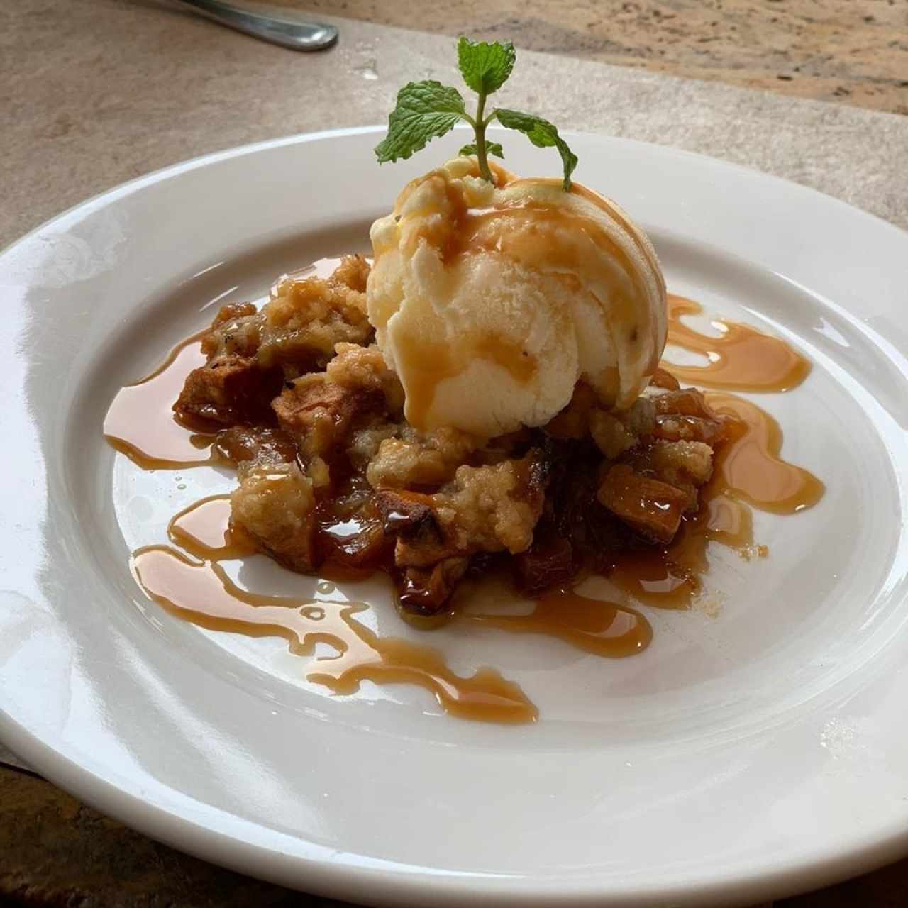 Dulce de manzana crocante, helado de vainilla y salsa de caramelo