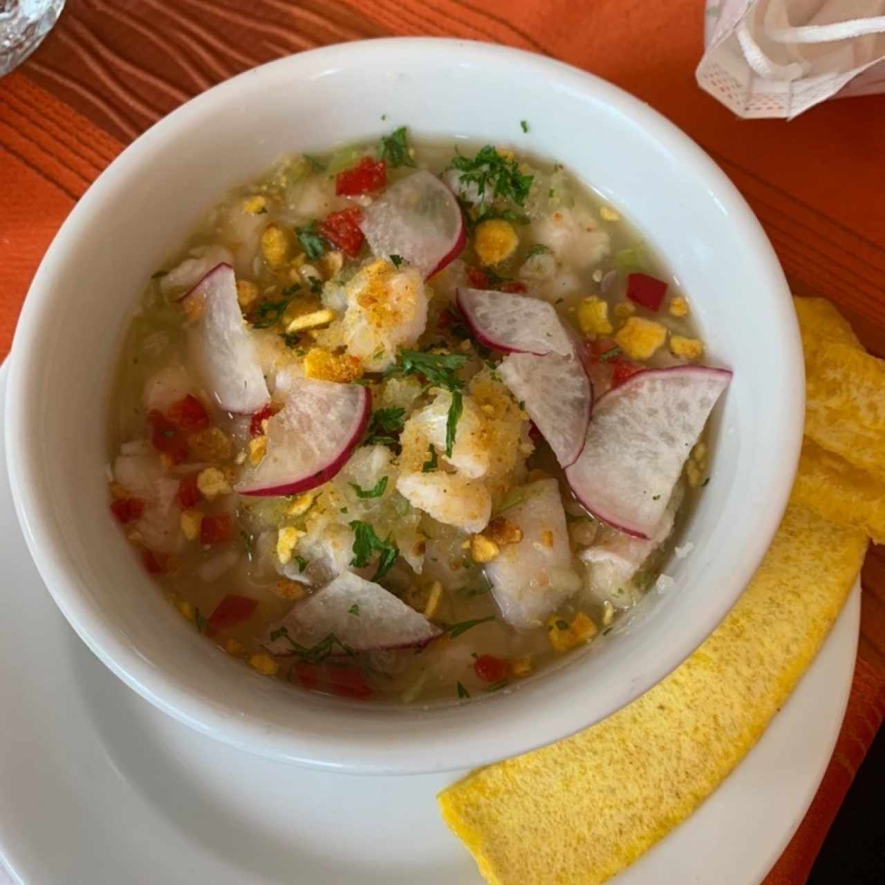 Ceviche de corvina con rábanos, emulsión de jalapeño, aceite de oliva y crocante de plátano