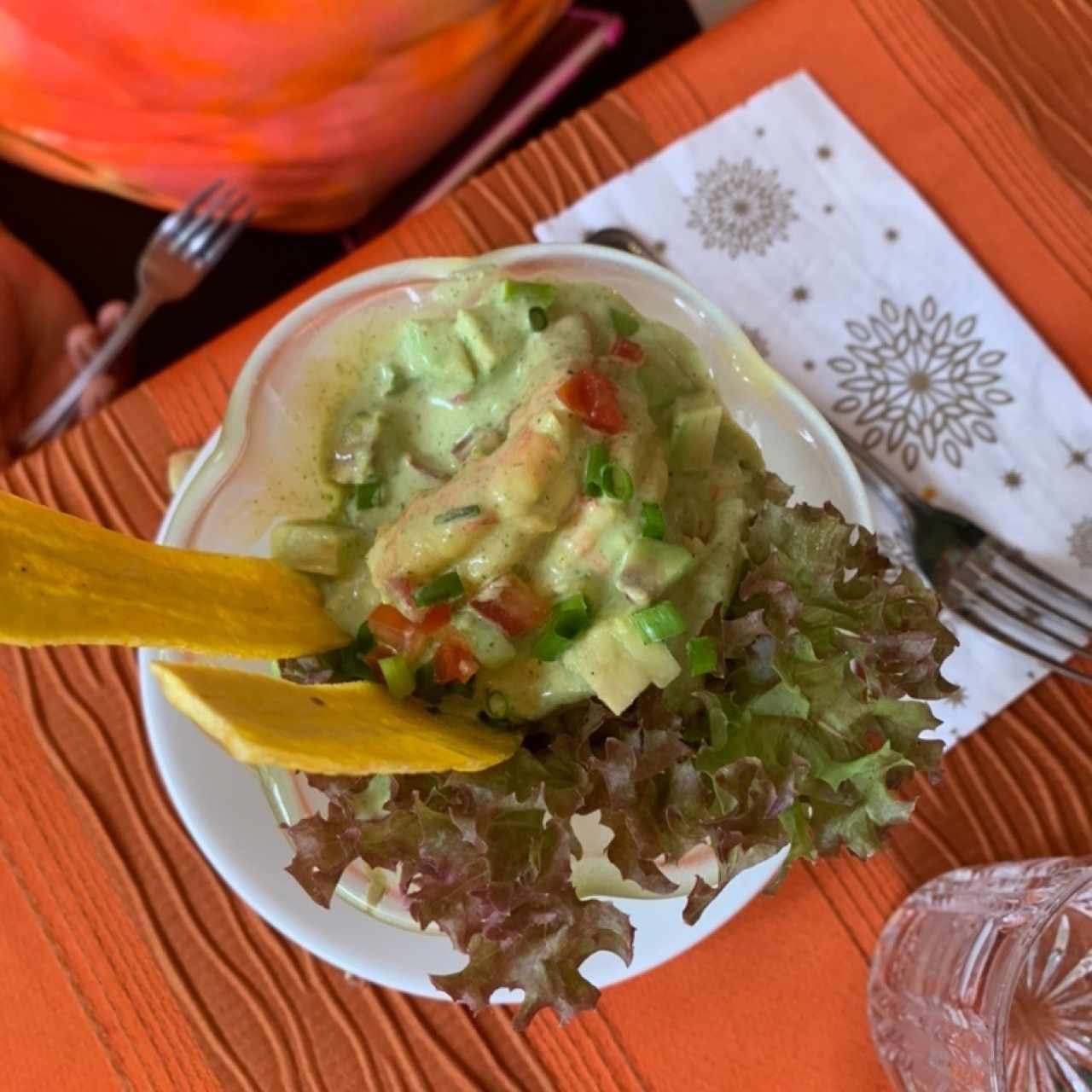 Coctel de camarones con aguacate, cilantro y tomate