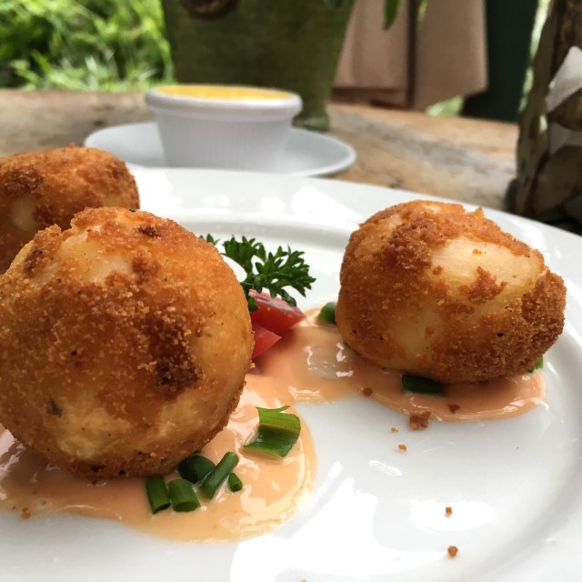 Bolitas de yuca rellenas de pollo