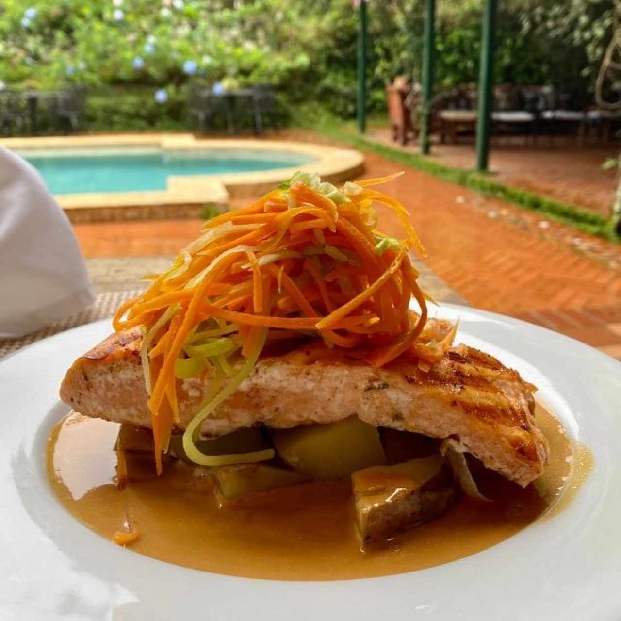 Salmón en mantequilla de soya, zanahoria y puerro