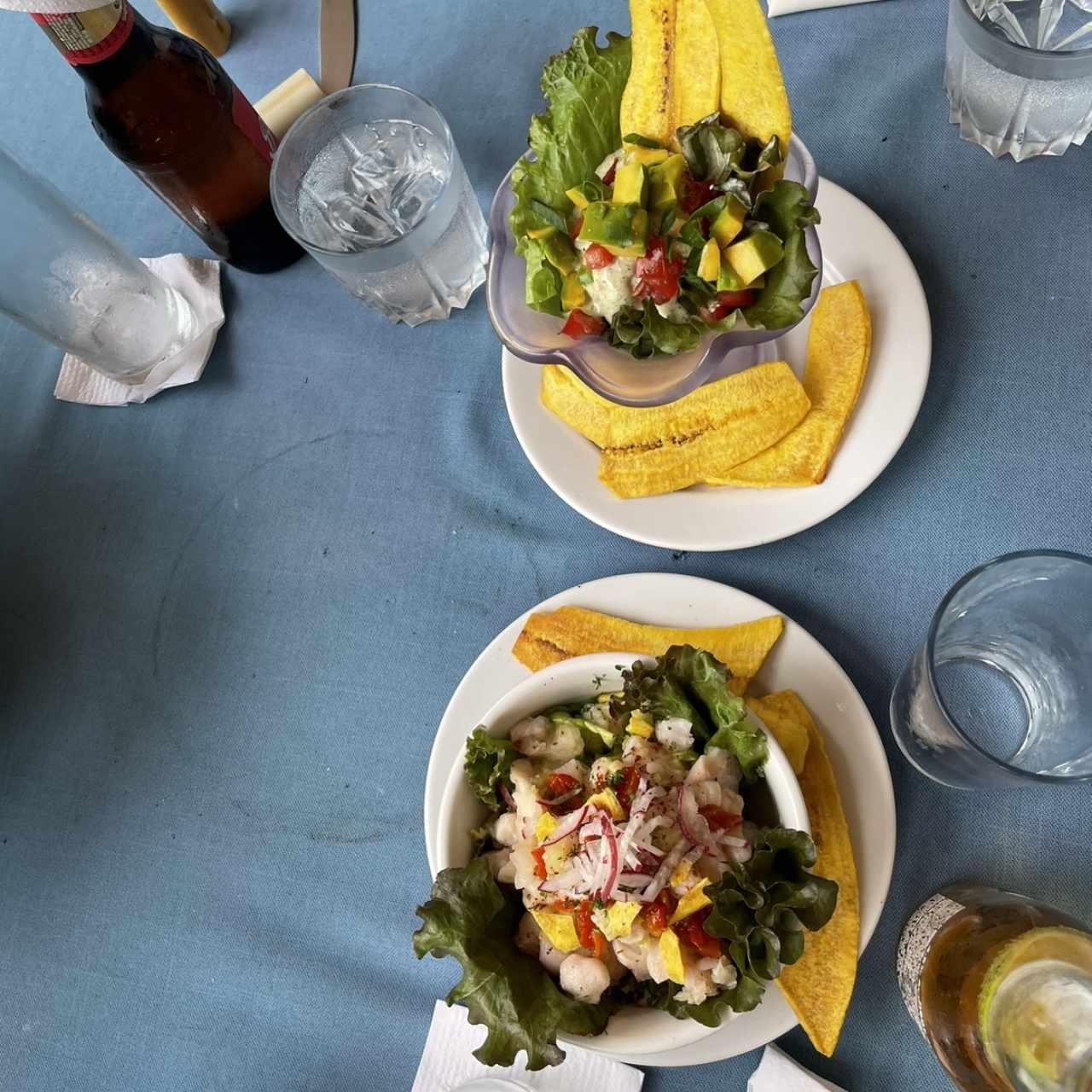 Ceviche de corvina con rábanos, emulsión de jalapeño, aceite de oliva y crocante de plátano