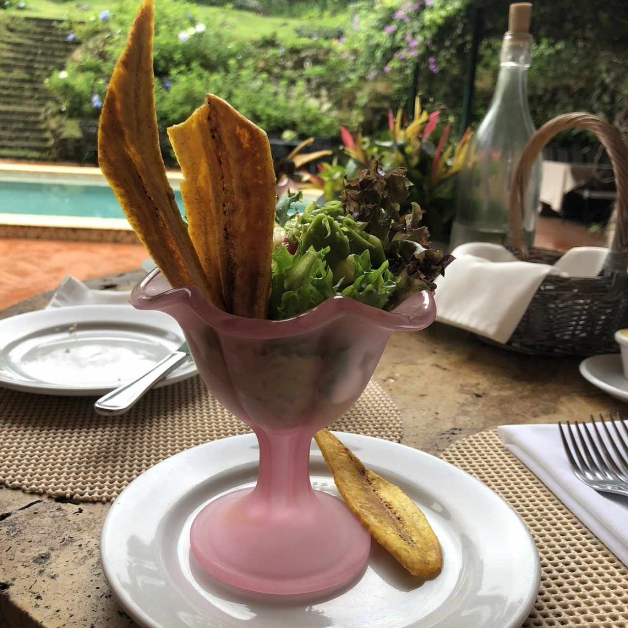 Coctel de camarones con aguacate, cilantro y tomate