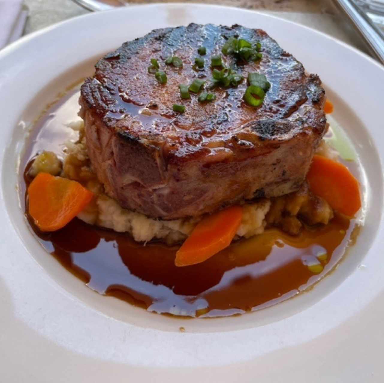 Chuleta de cerdo ahumada a la grilla con miel de caña dulce y puré de ñame