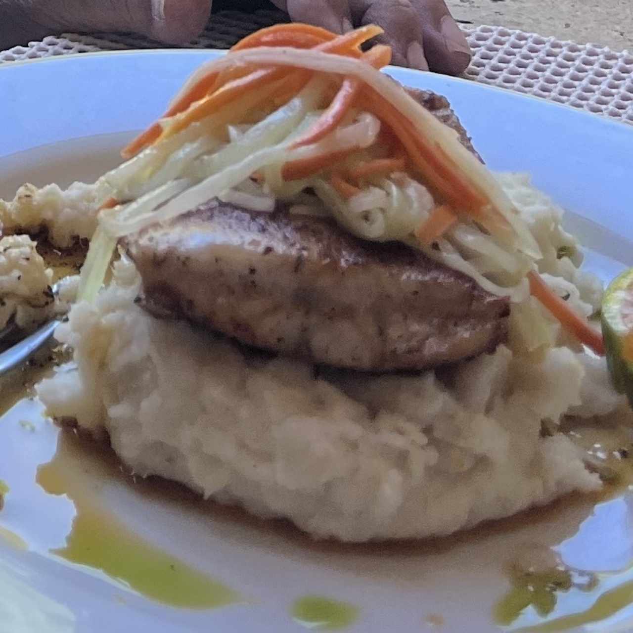 Corvina Blackened con pure de ñame y vegetales