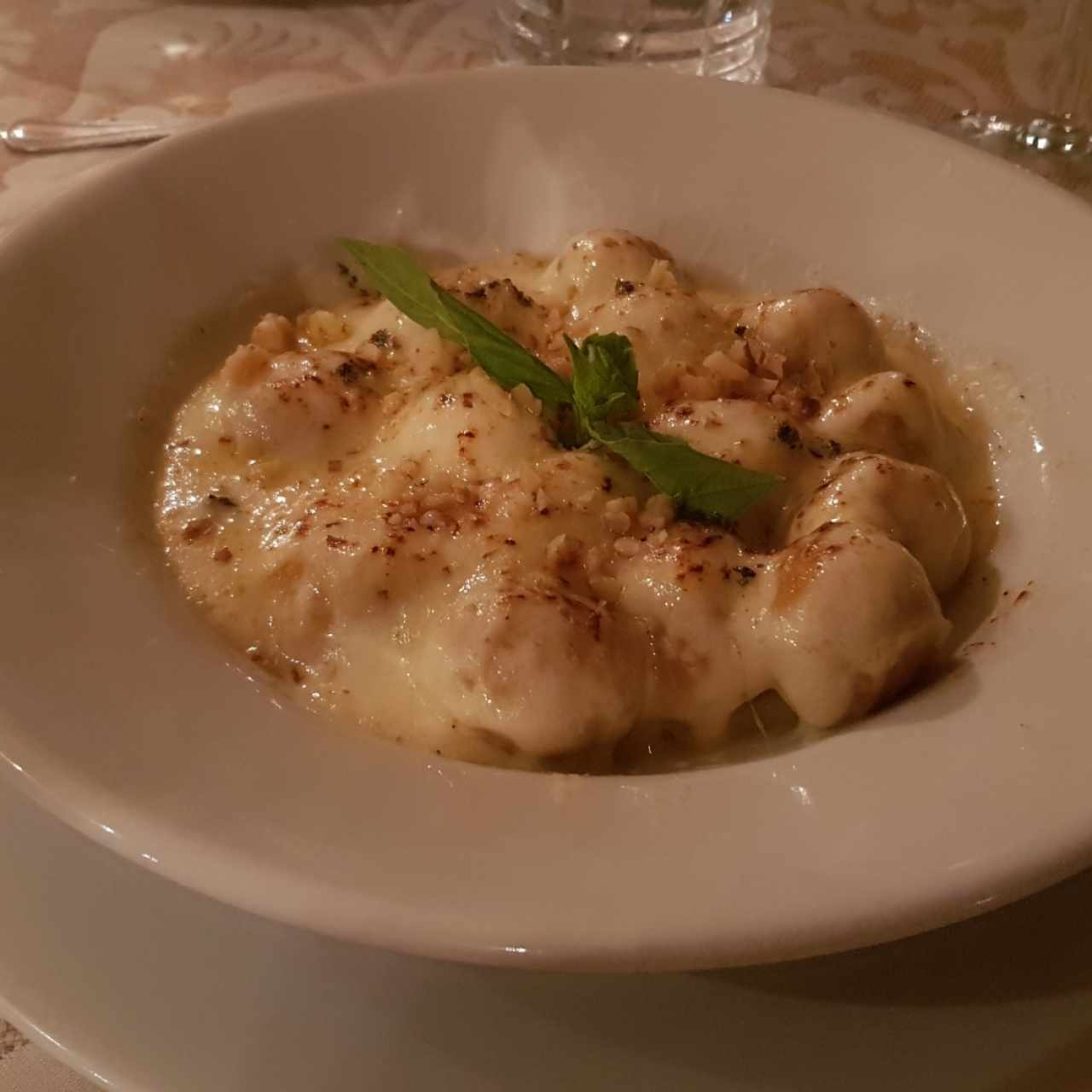 Ñoquis de zapallo con crema de queso de cabra , tomillo fresco y nueces molidas