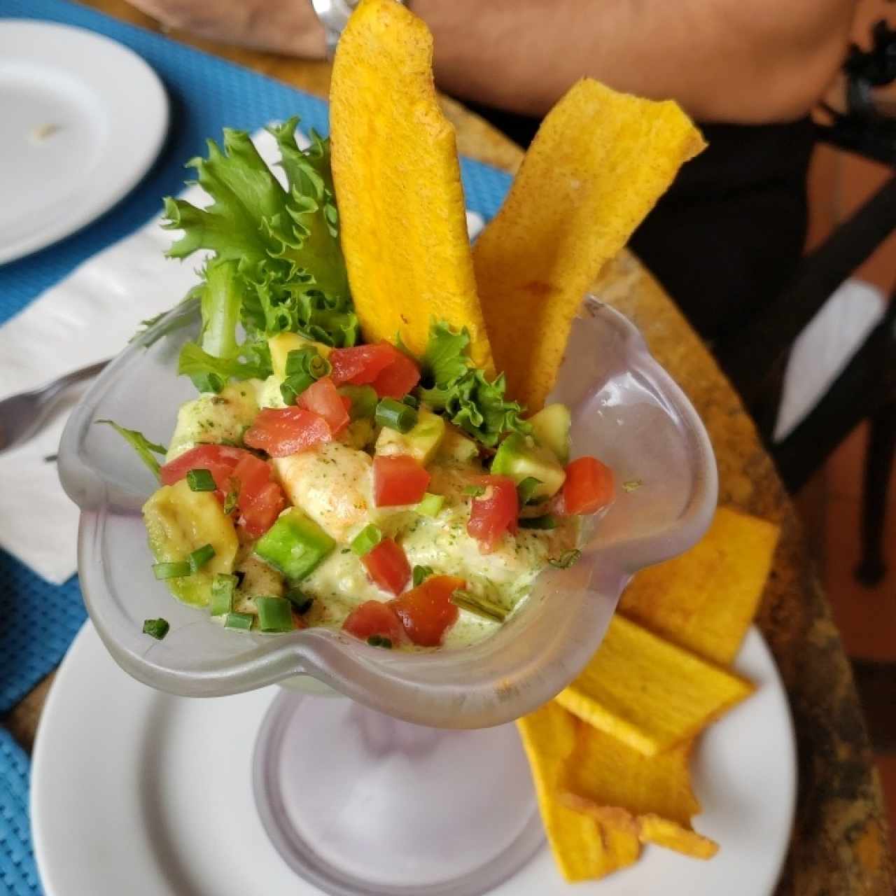 Coctel de camarones con aguacate, cilantro y tomate