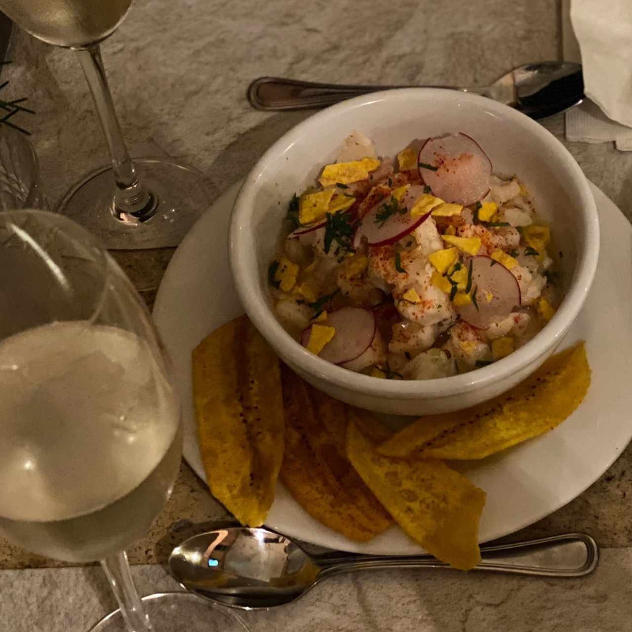 Ceviche de corvina con rábanos, emulsión de jalapeño, aceite de oliva y crocante de plátano