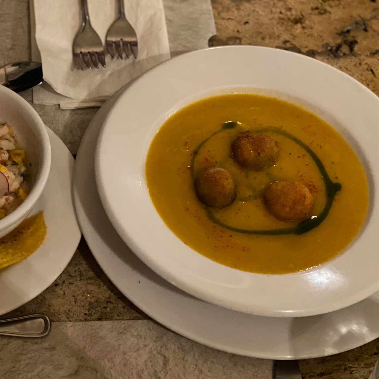 Crema de vegetales con croquetas de yuca rellenas de queso