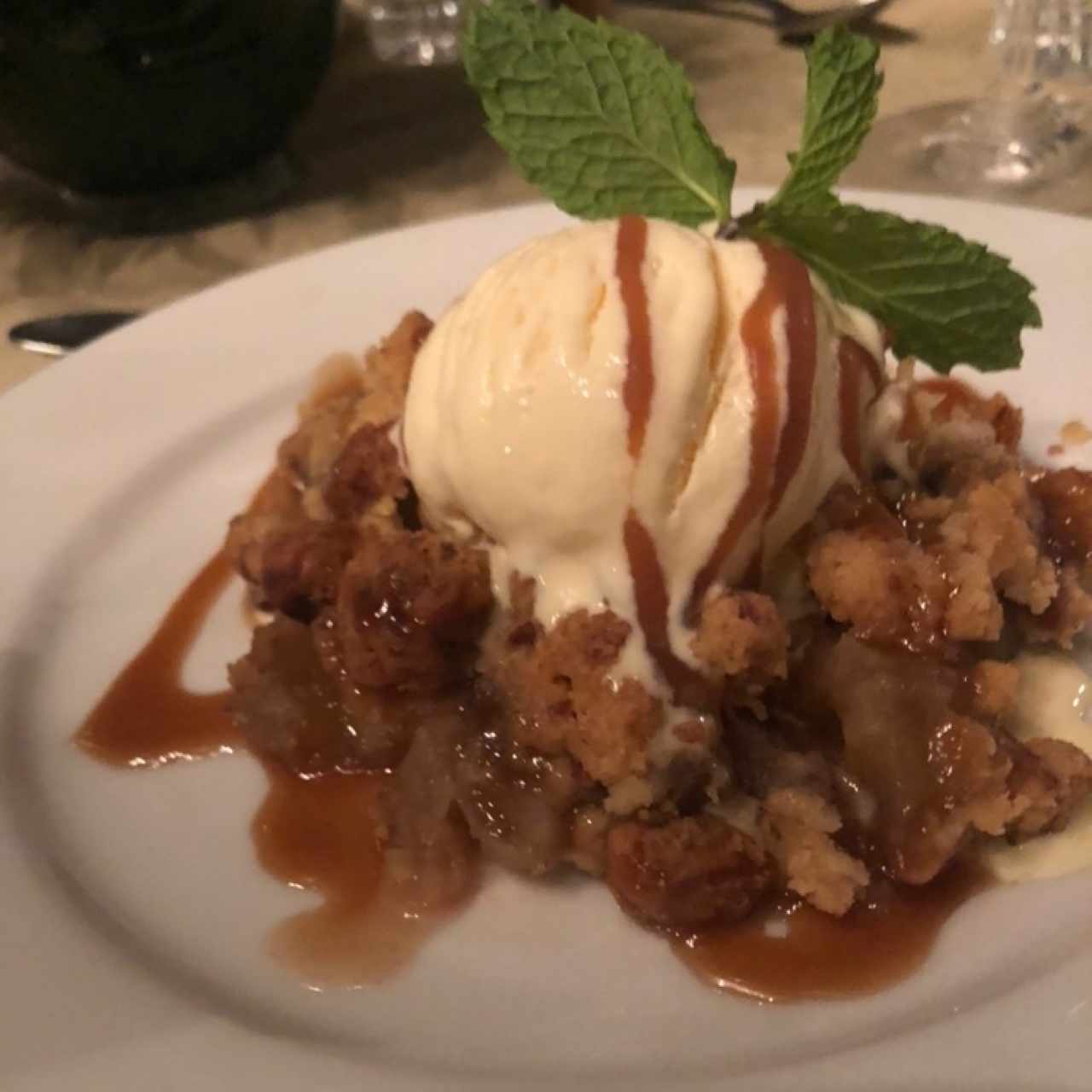 Dulce de manzana crocante, helado de vainilla y salsa de caramelo