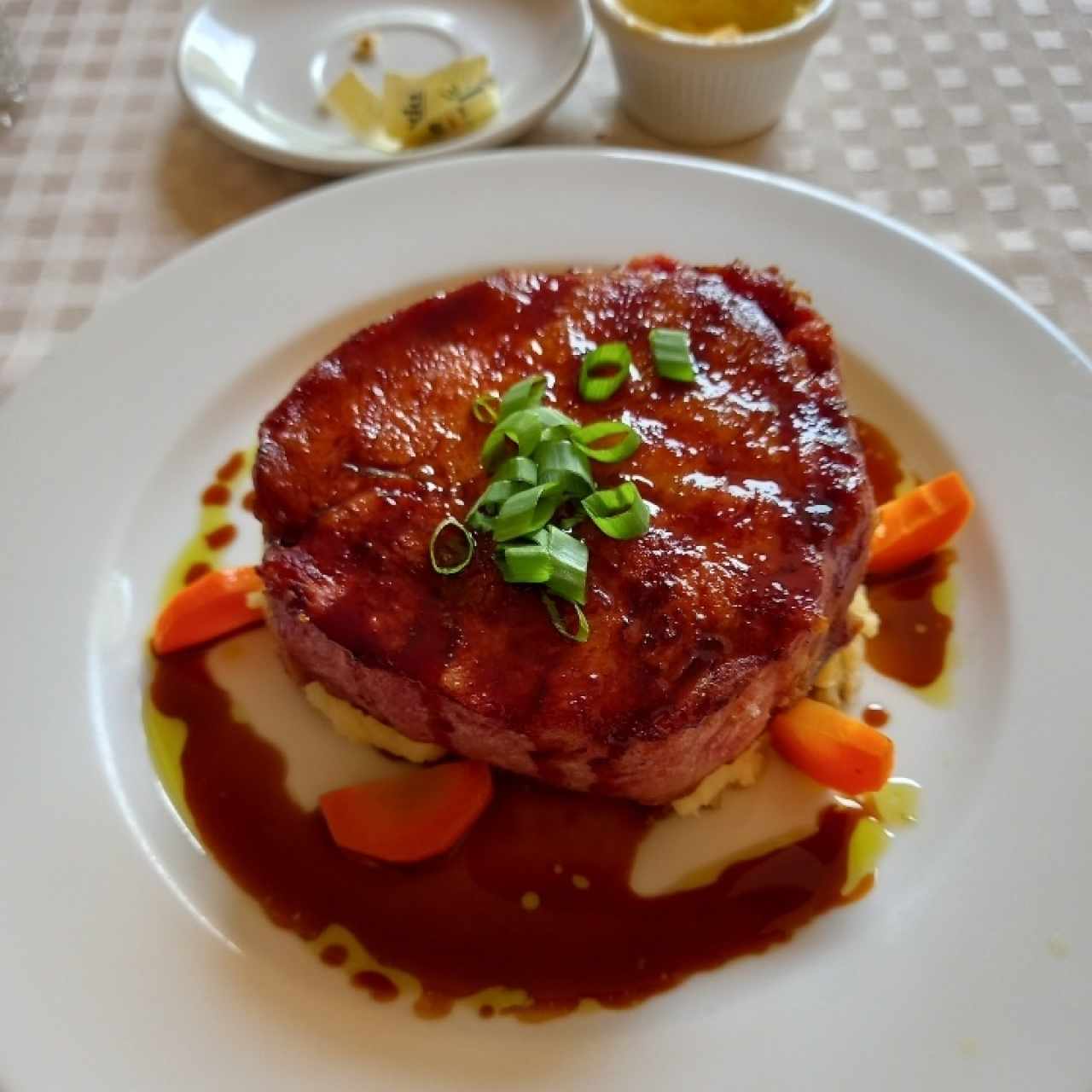 Chuleta de cerdo ahumada a la grilla con miel de caña dulce y puré de ñame