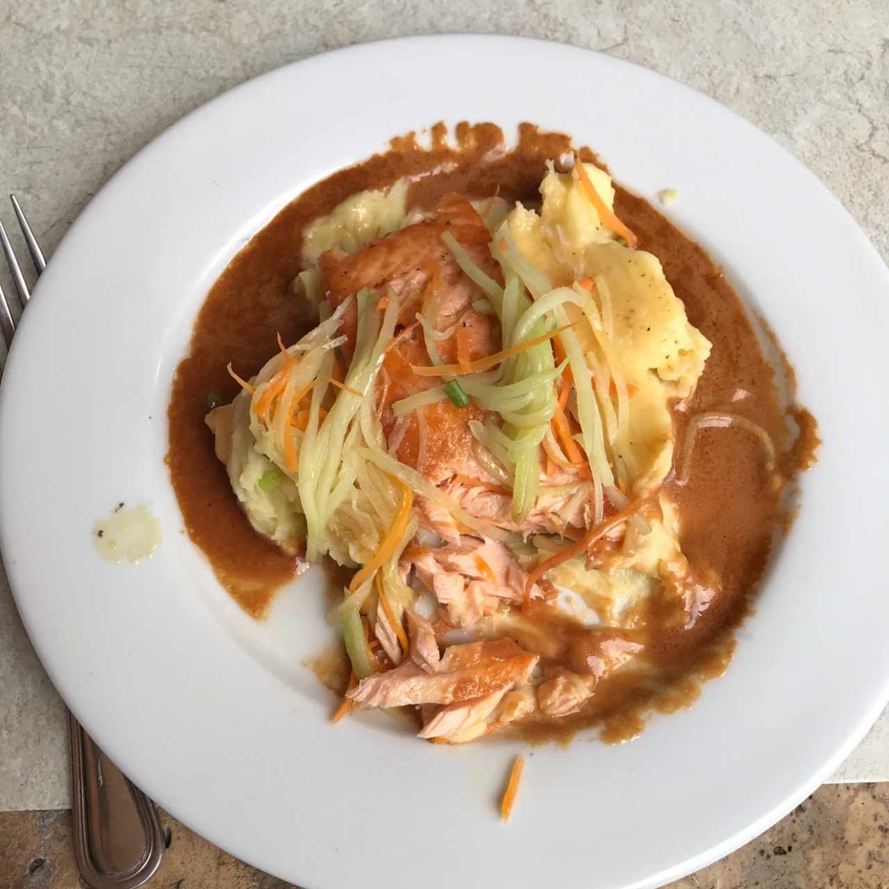 Salmón en mantequilla de soya, zanahoria y puerro