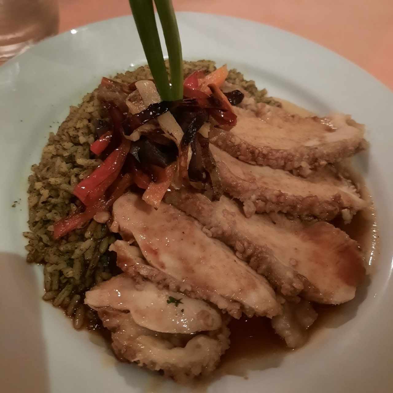 Pechuga de pollo con pepita de marañón, arroz verde y salsa de tamarindo