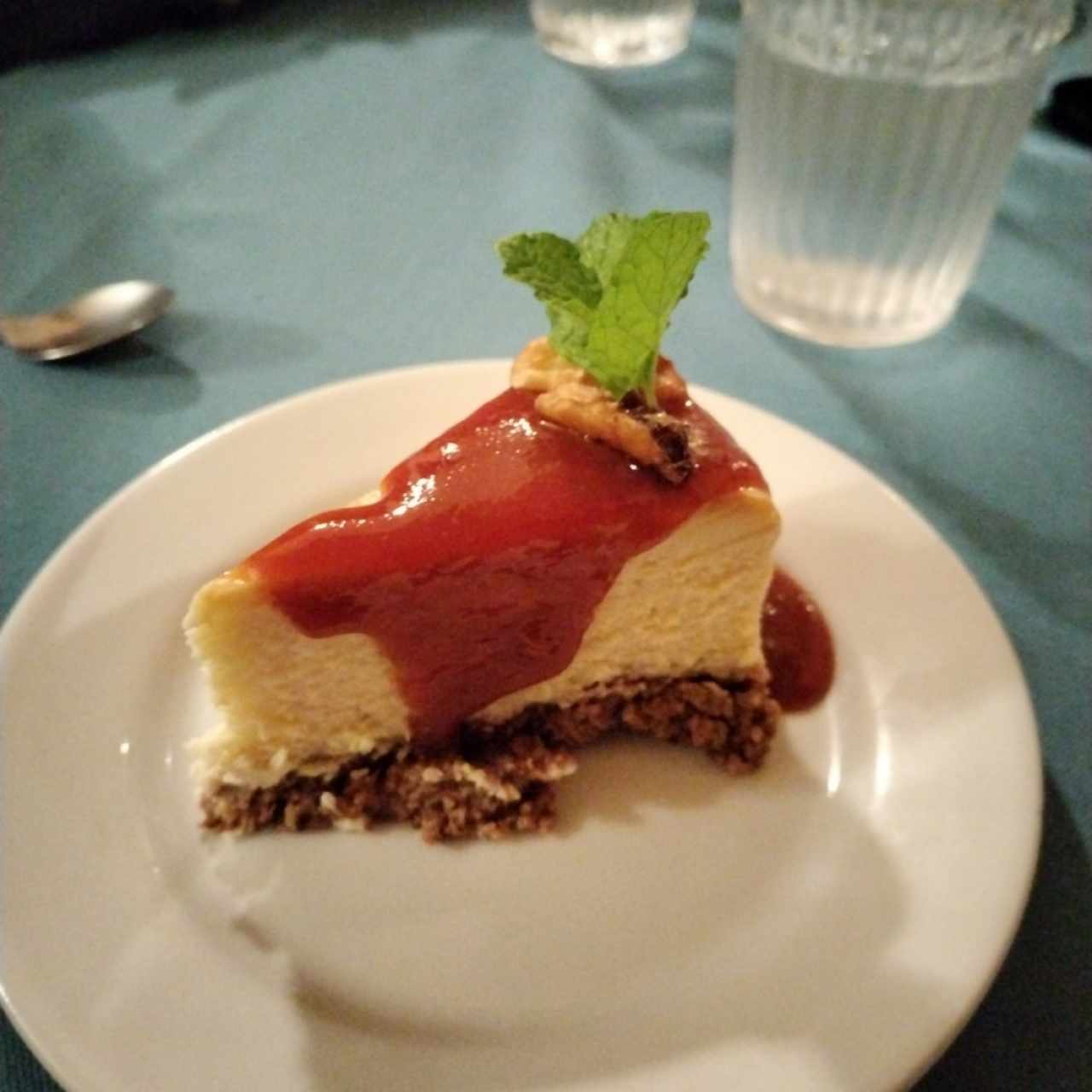 Cheesecake con costra de pepita y salsa de guayaba