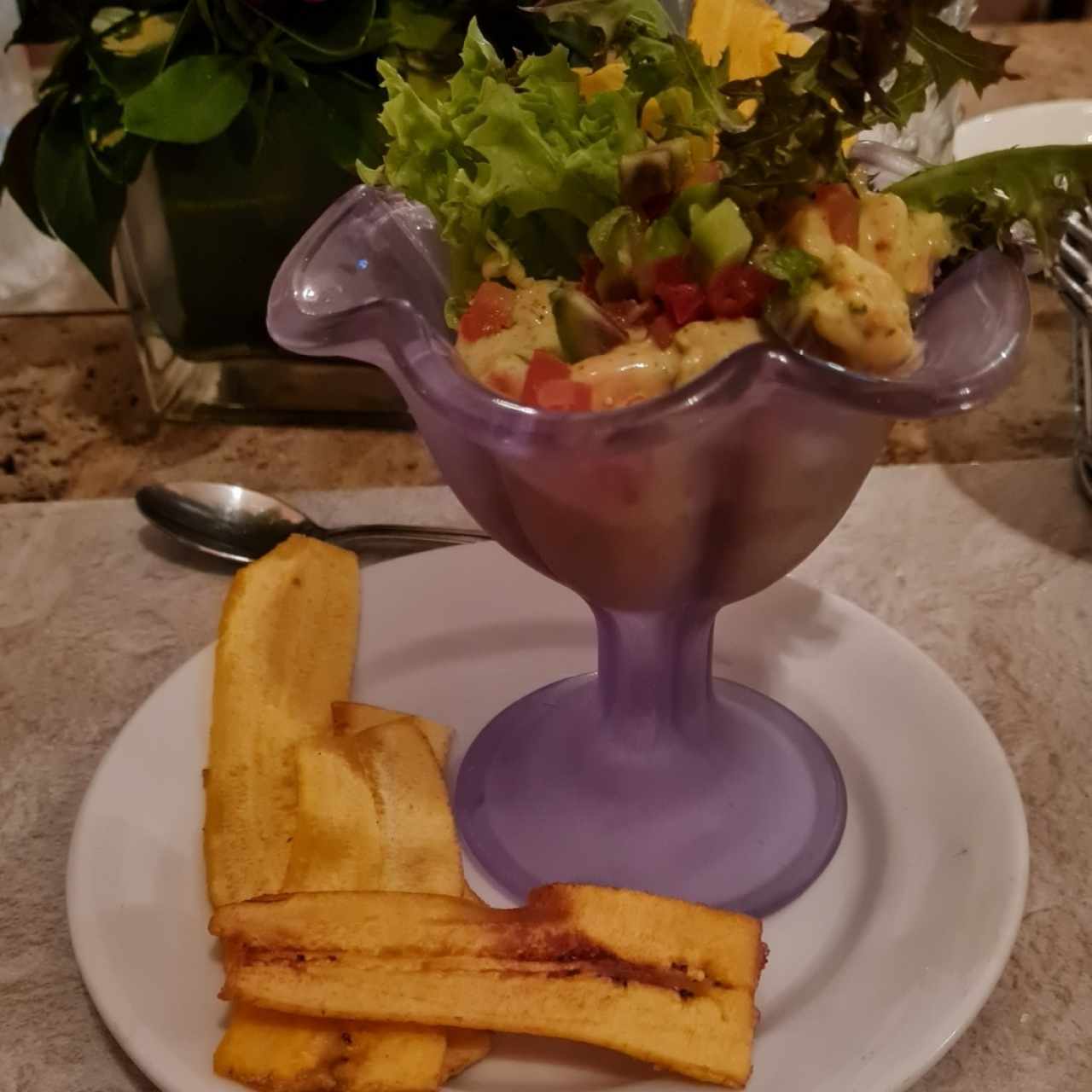 Coctel de camarones con aguacate, cilantro y tomate