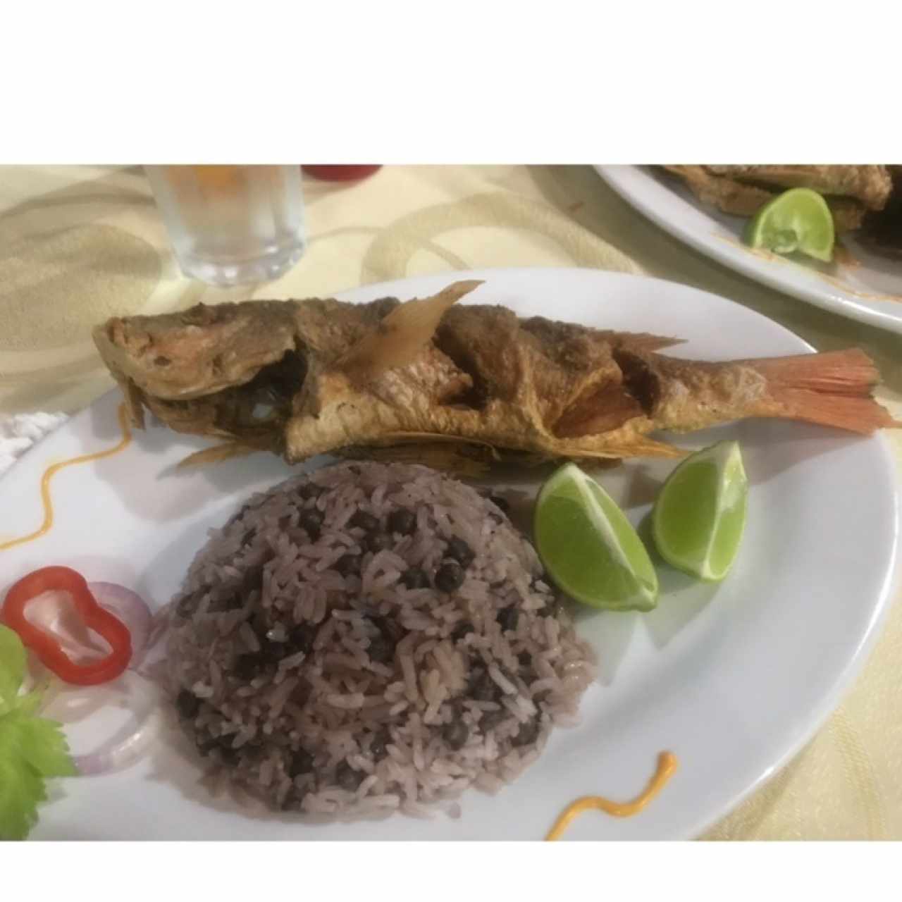 pescado frito con arrzo con guandú y coco