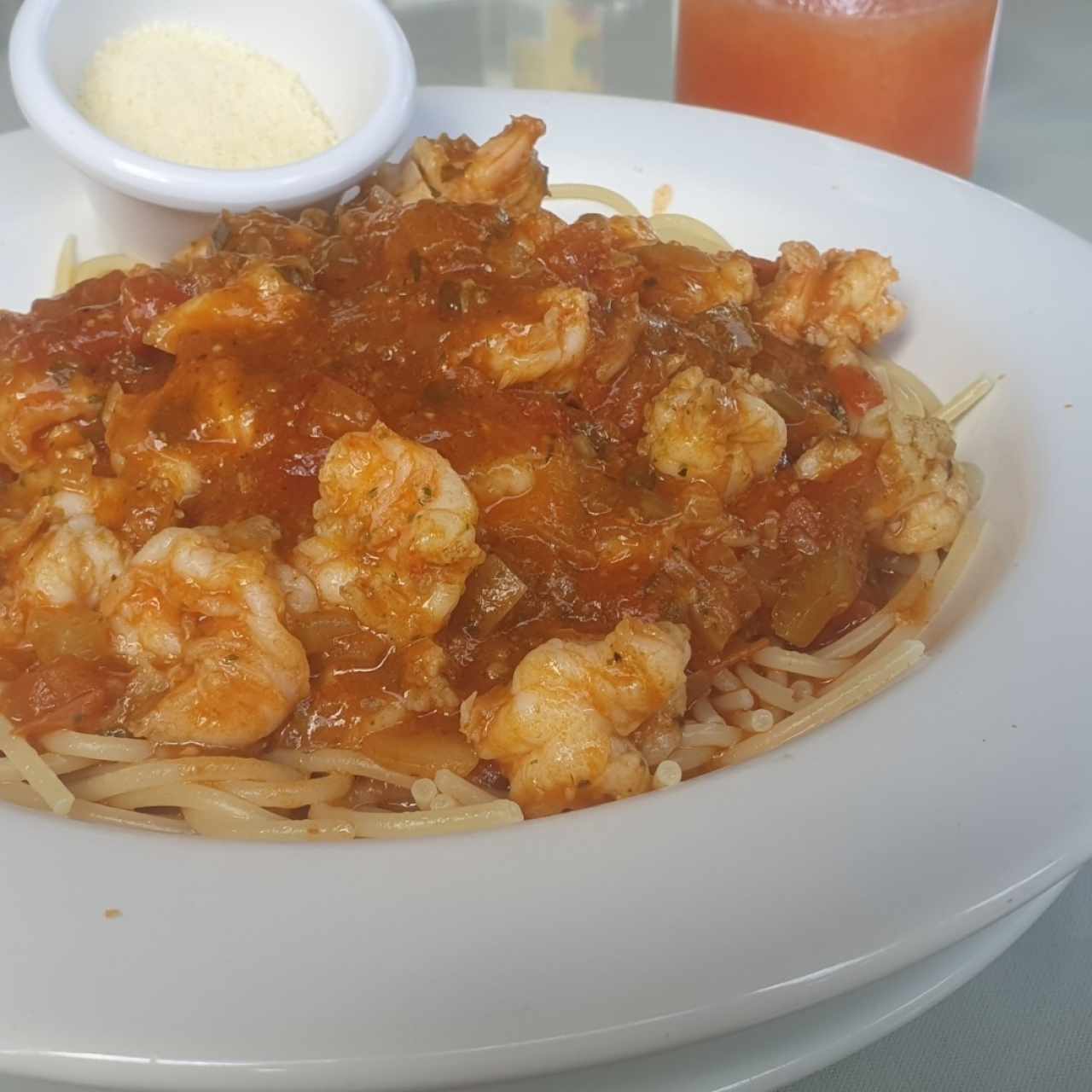 Pasta con camarones en salsa roja