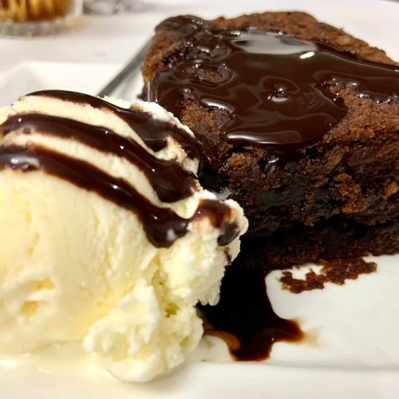 Postre brownie con helado