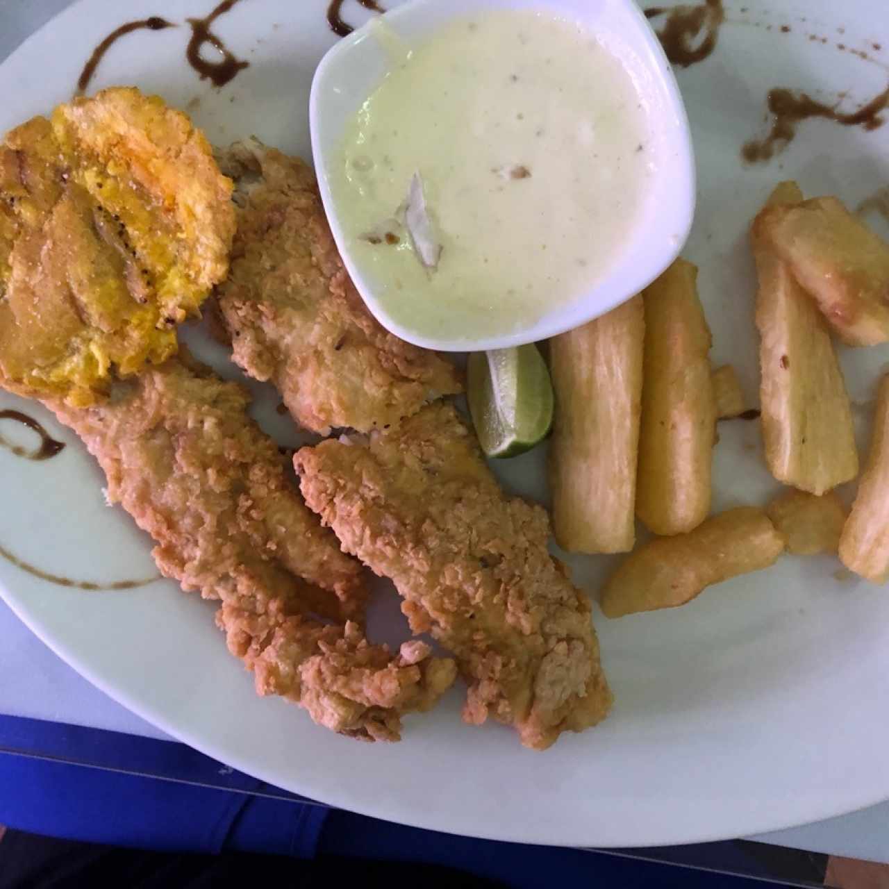 corvina apanada con yuca frita