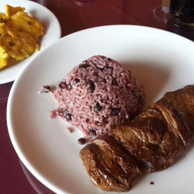 Filete a la plancha y arroz con guandú y coco