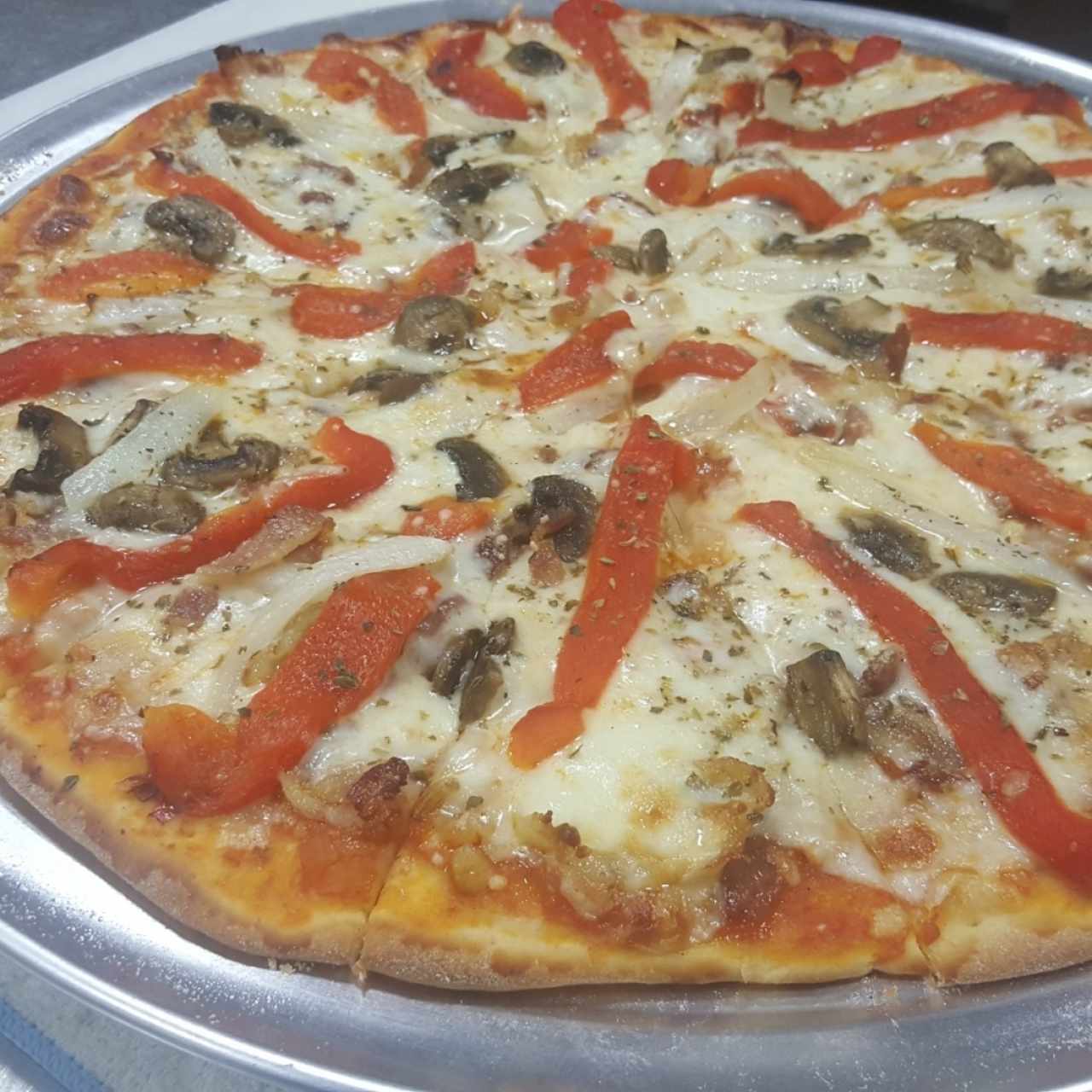 pizza de hongos y pimiemtos