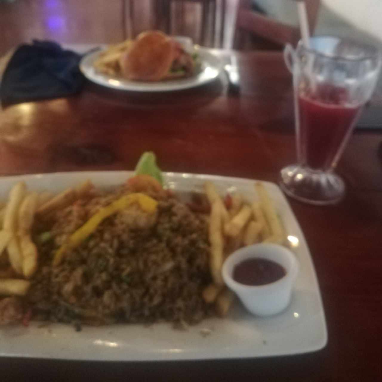 Arroz con camarones y hamburguesa y papitas. 