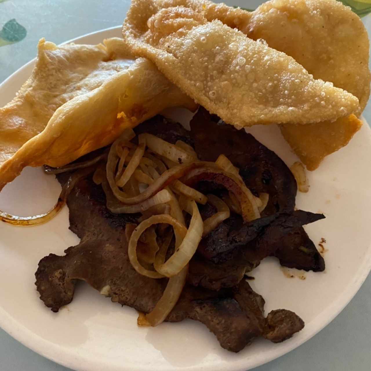 Bistec de higado encebollado