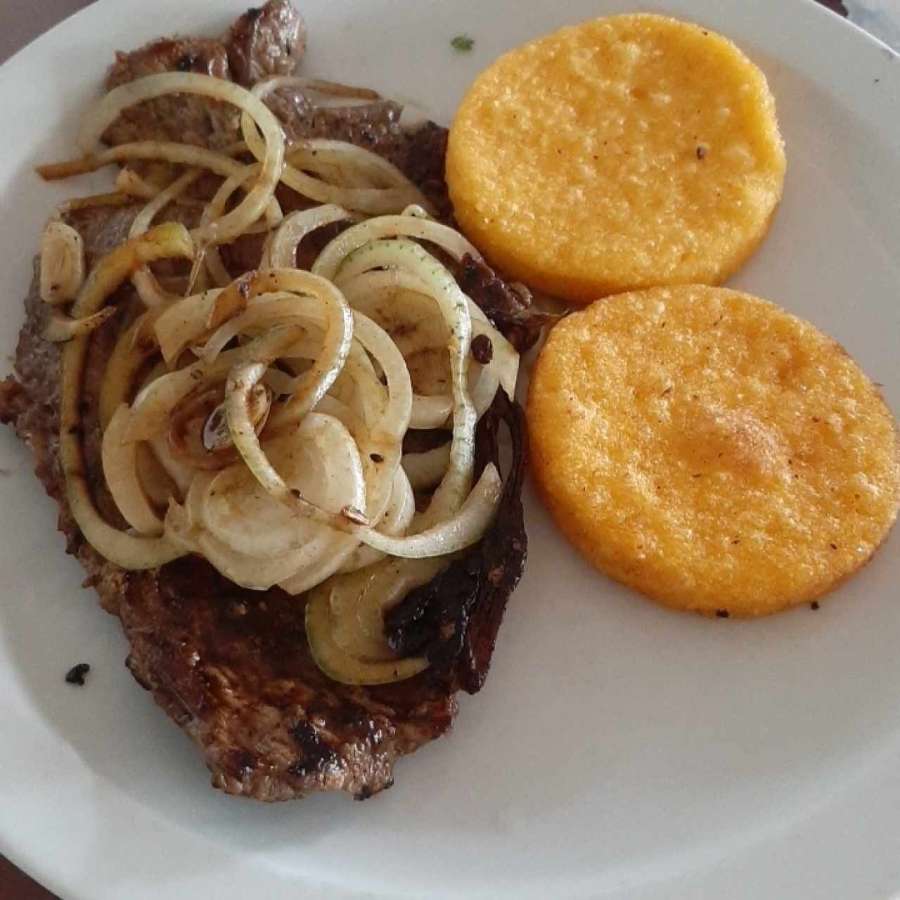 bistec encebollado con tortillas