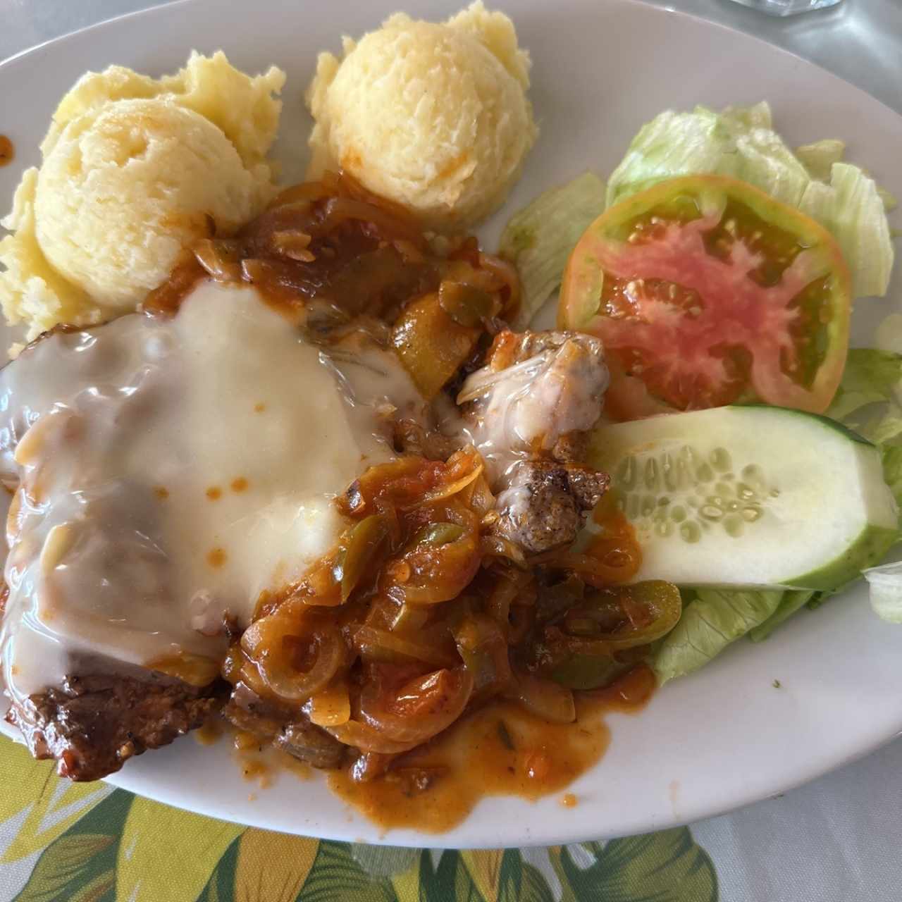 Filete a la parmigiana con pure y ensalada 