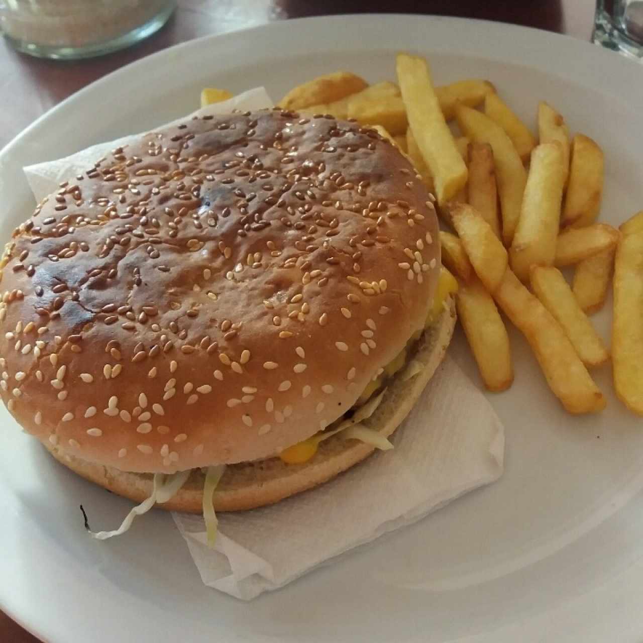 Queso burguesa y papas fritas