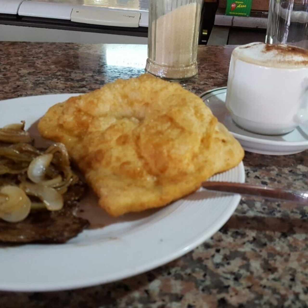 Bistec de hígado encebollado y hojaldre con capuccino