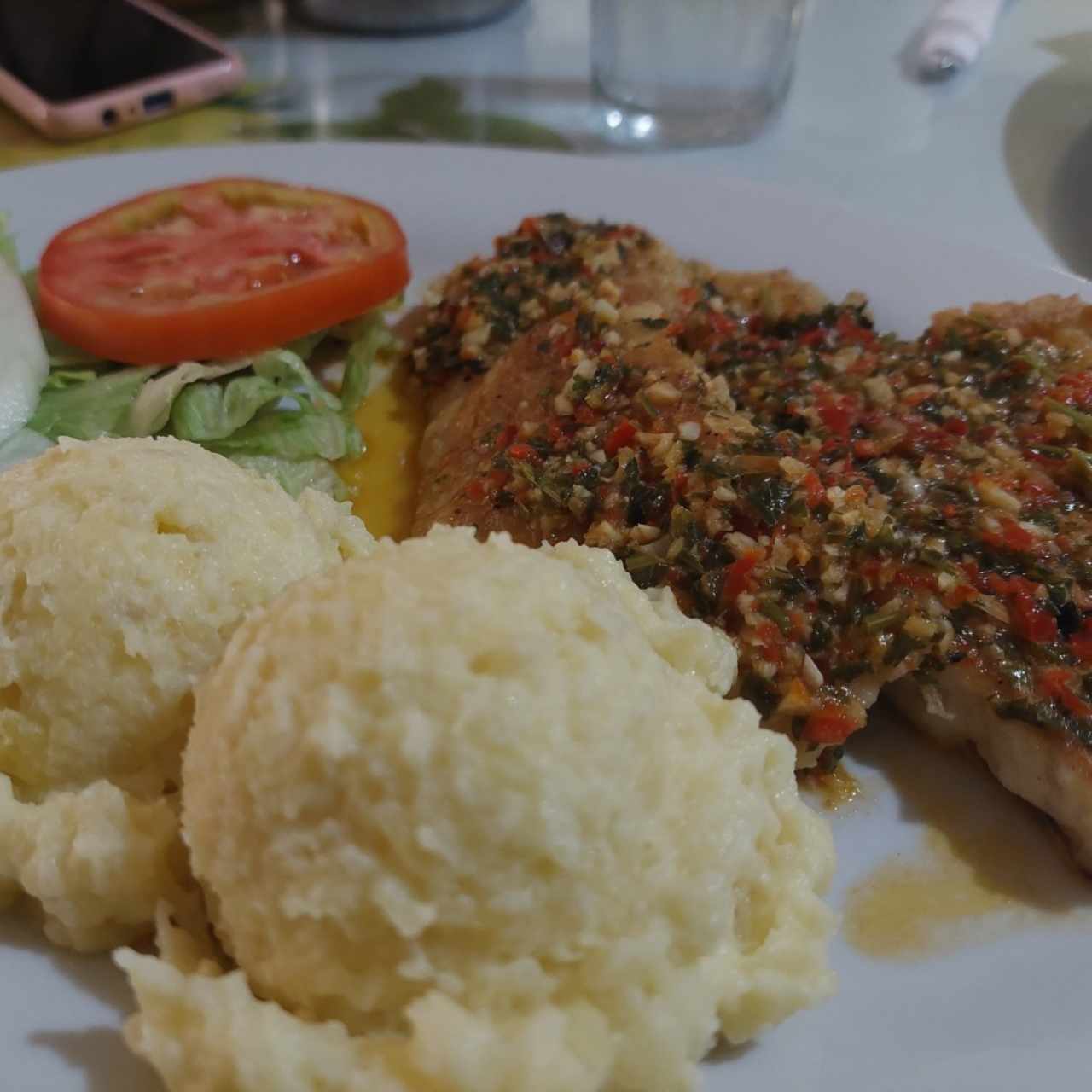 Filete de corvina al ajillo