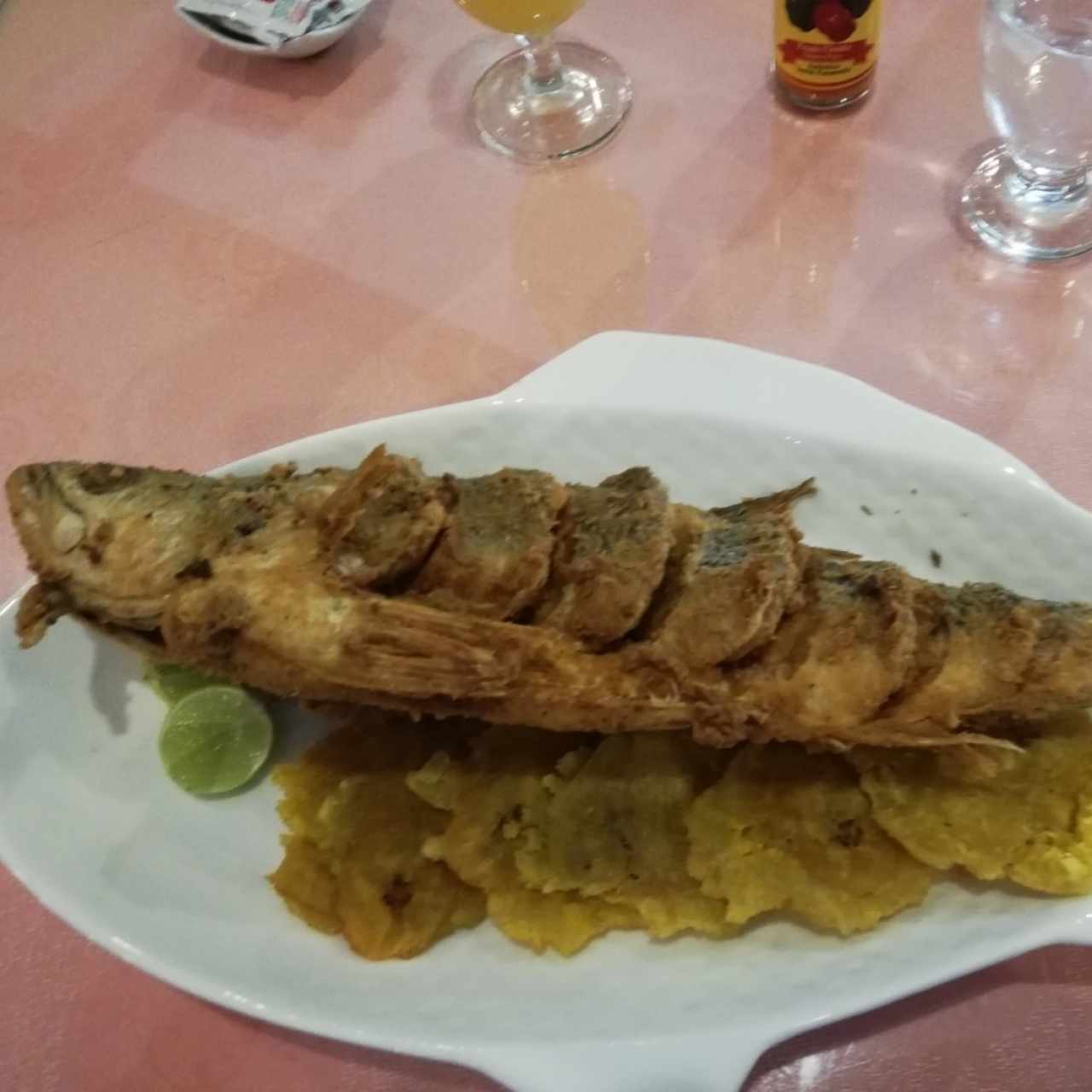 Pescado Frito entero con patacones