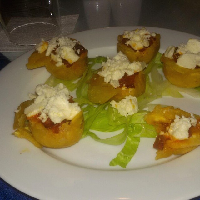 Canastillas de patacon con tasajo y queso del pais