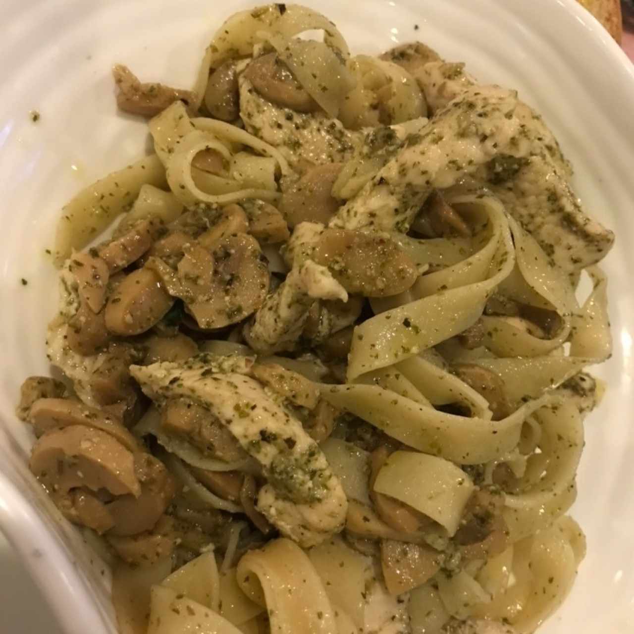 Fettucini al oleo con pollo y extra de hongos