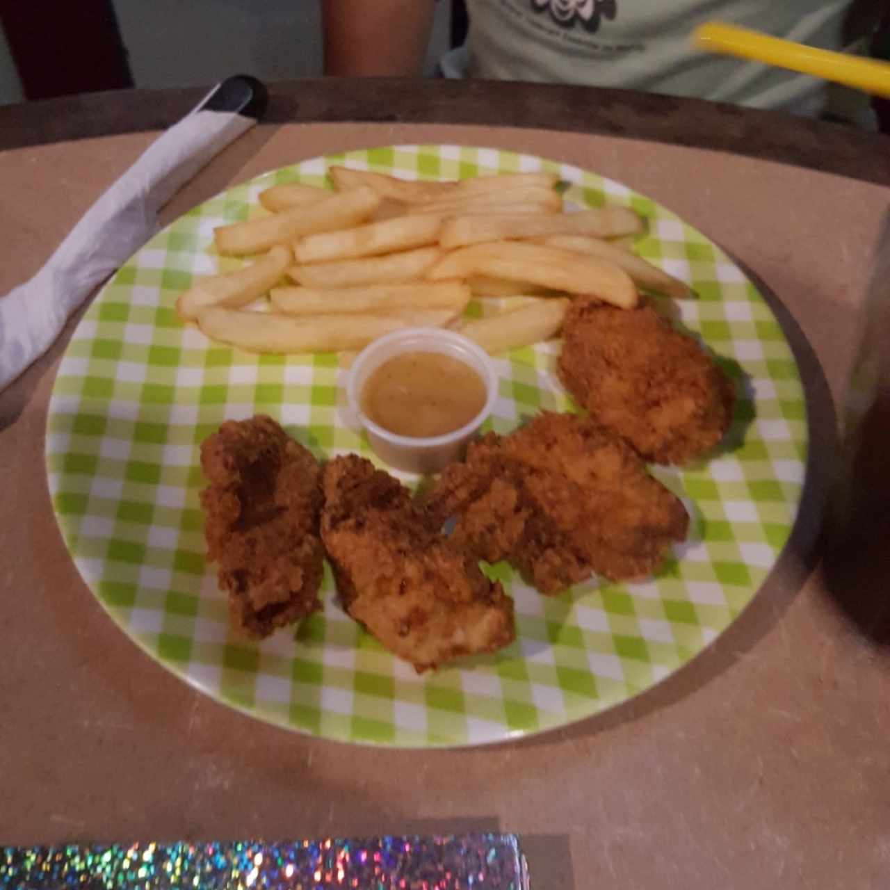 Kids Menú nuggets de pollo con papas