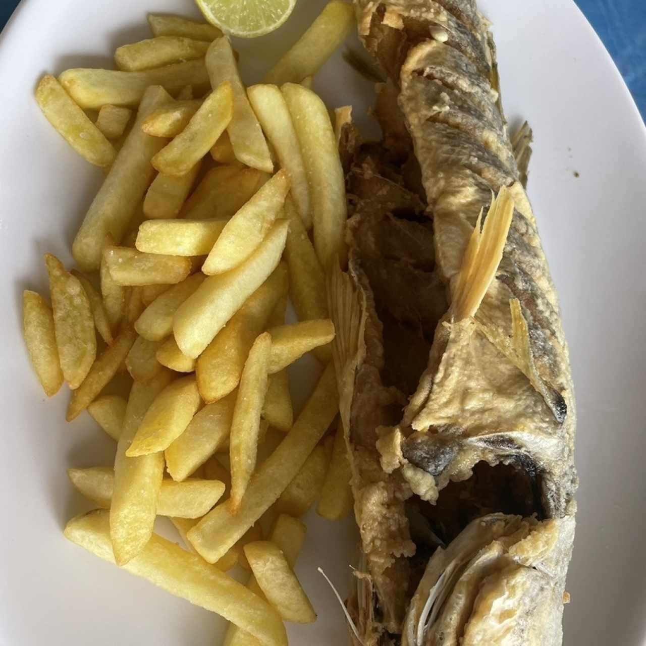 Pescao frito con papitas 