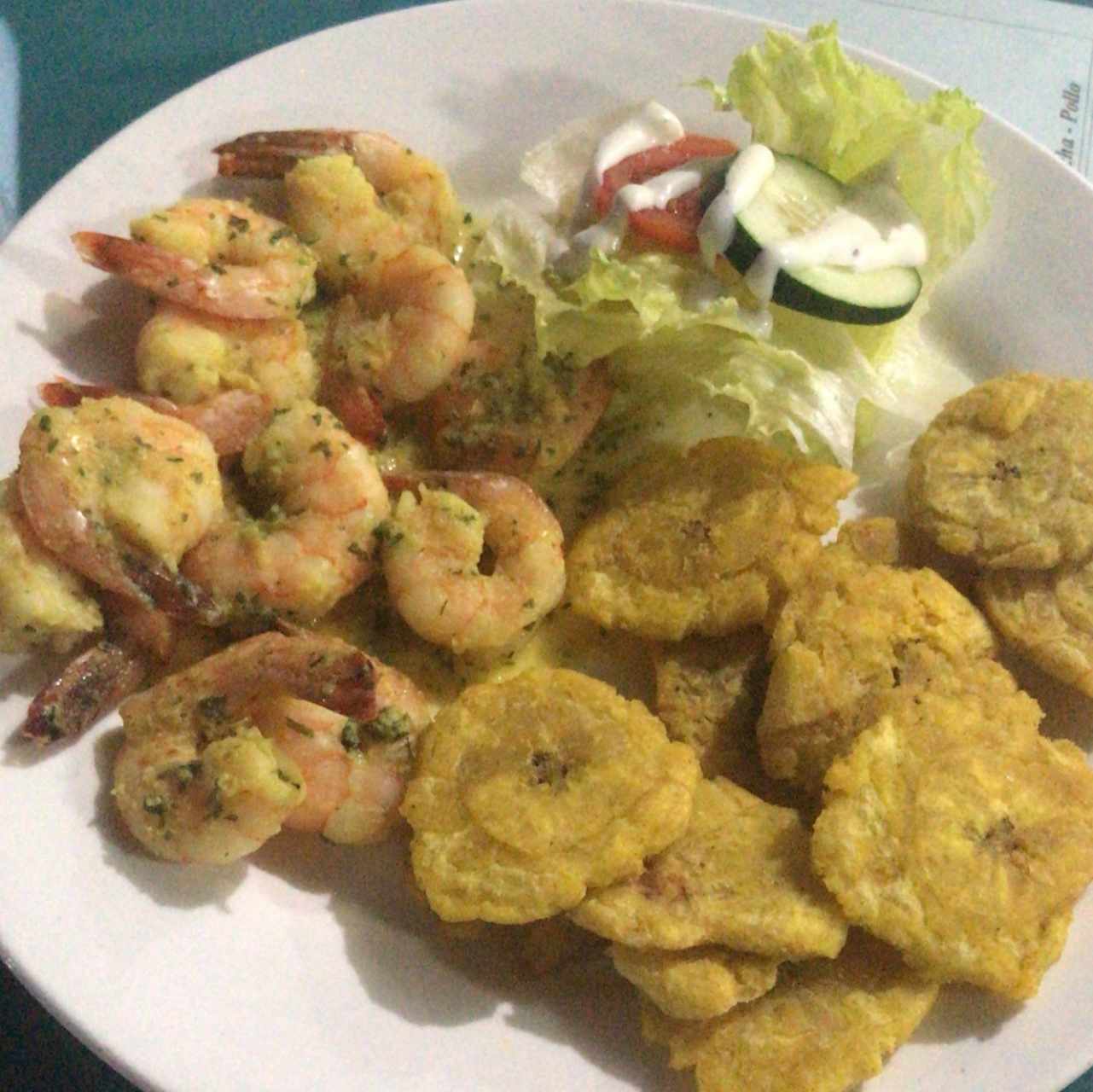 camarones al ajillo con patacones