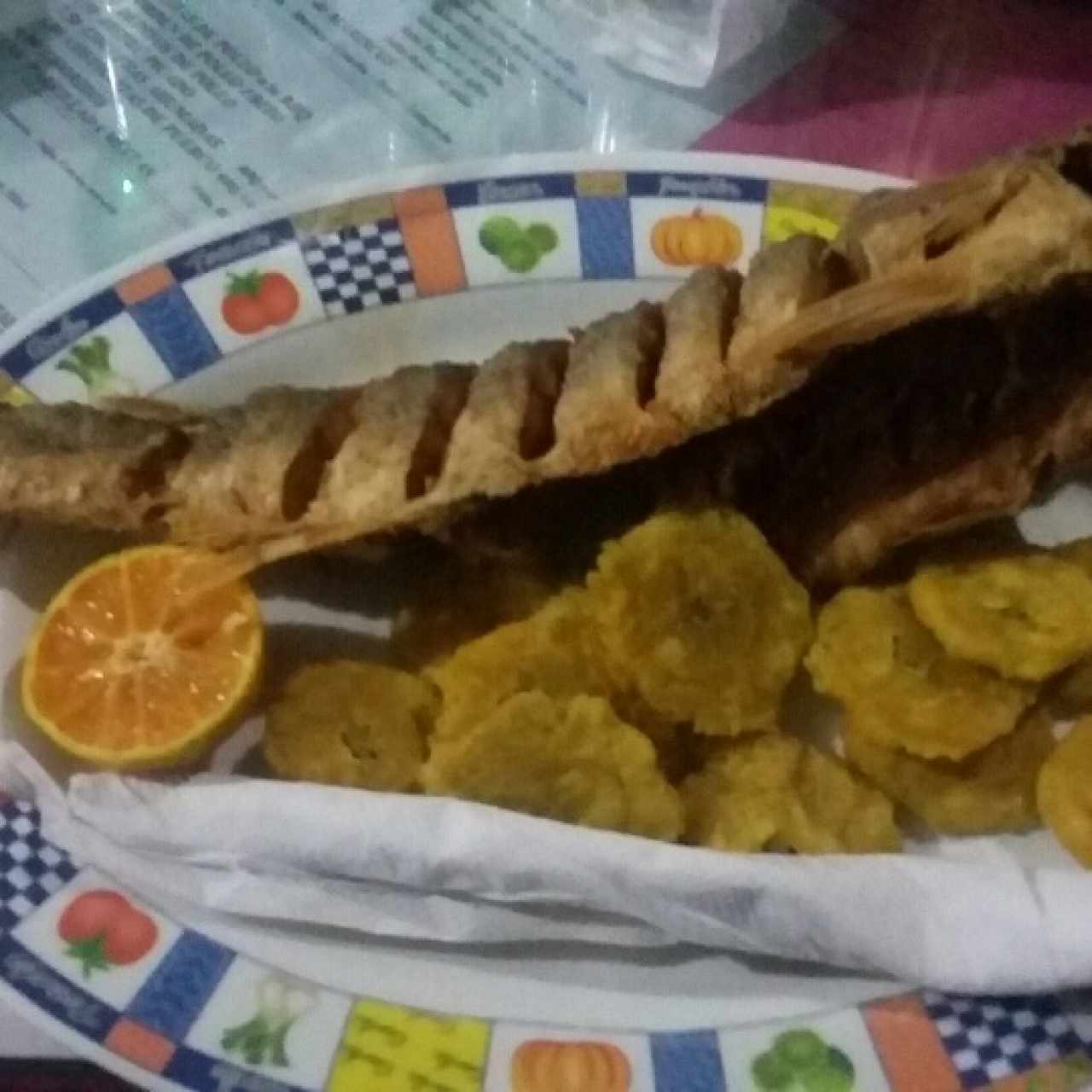 Pescado frito con patacones