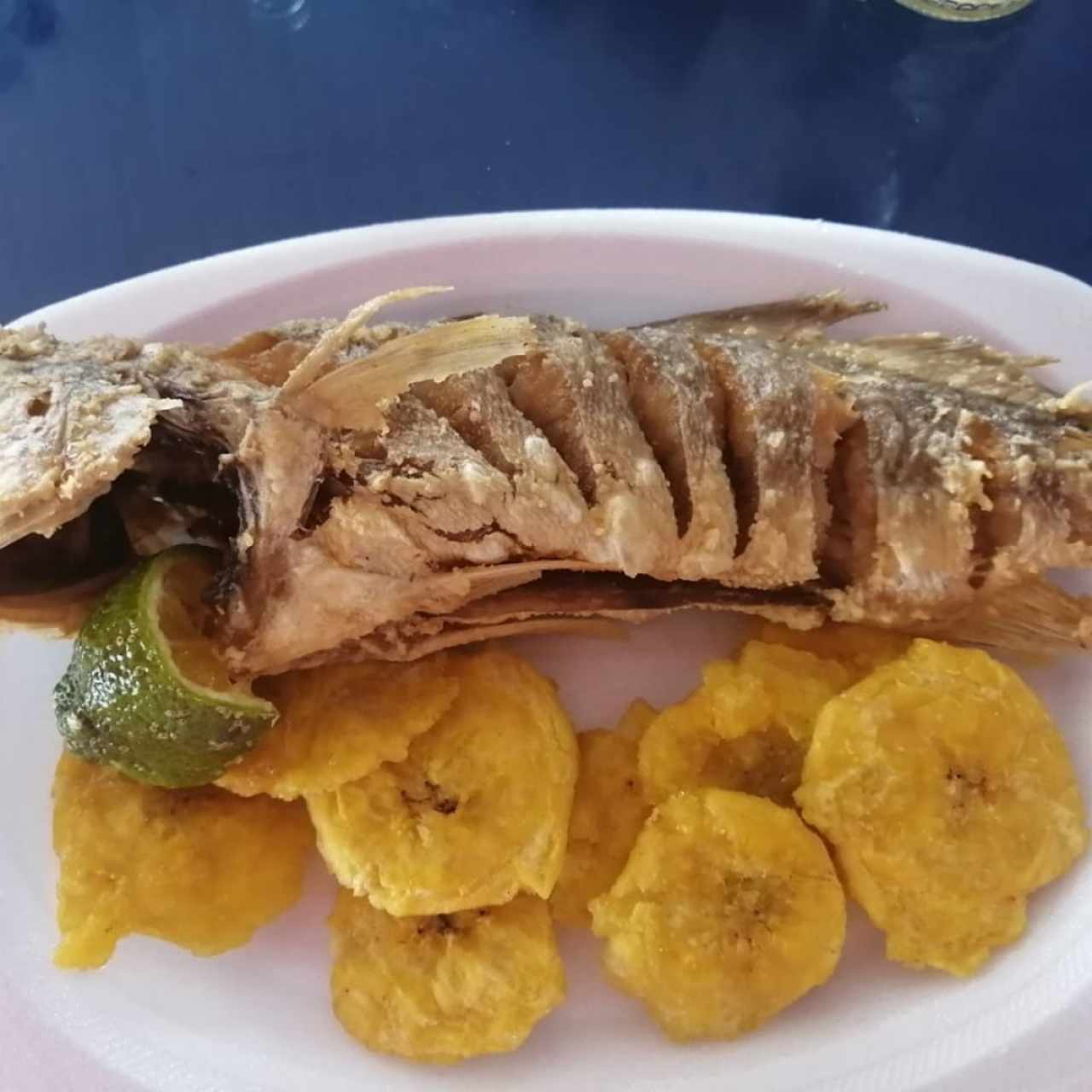 Pescado con patacones 