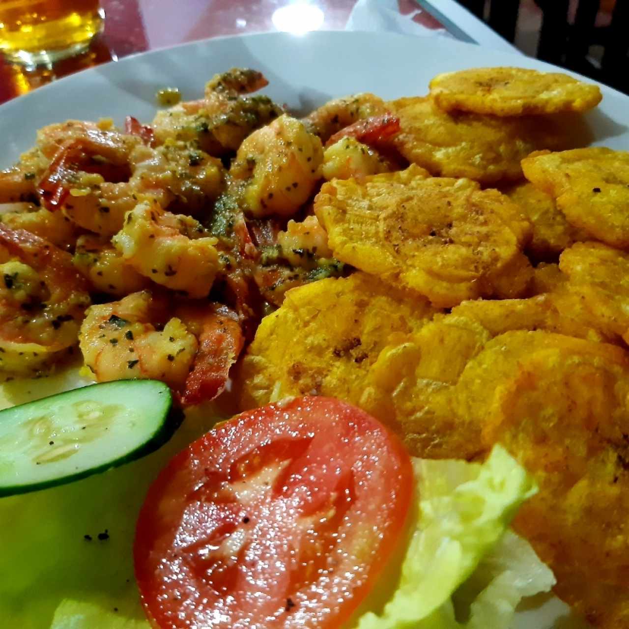 Camarones al ajillo con patacones